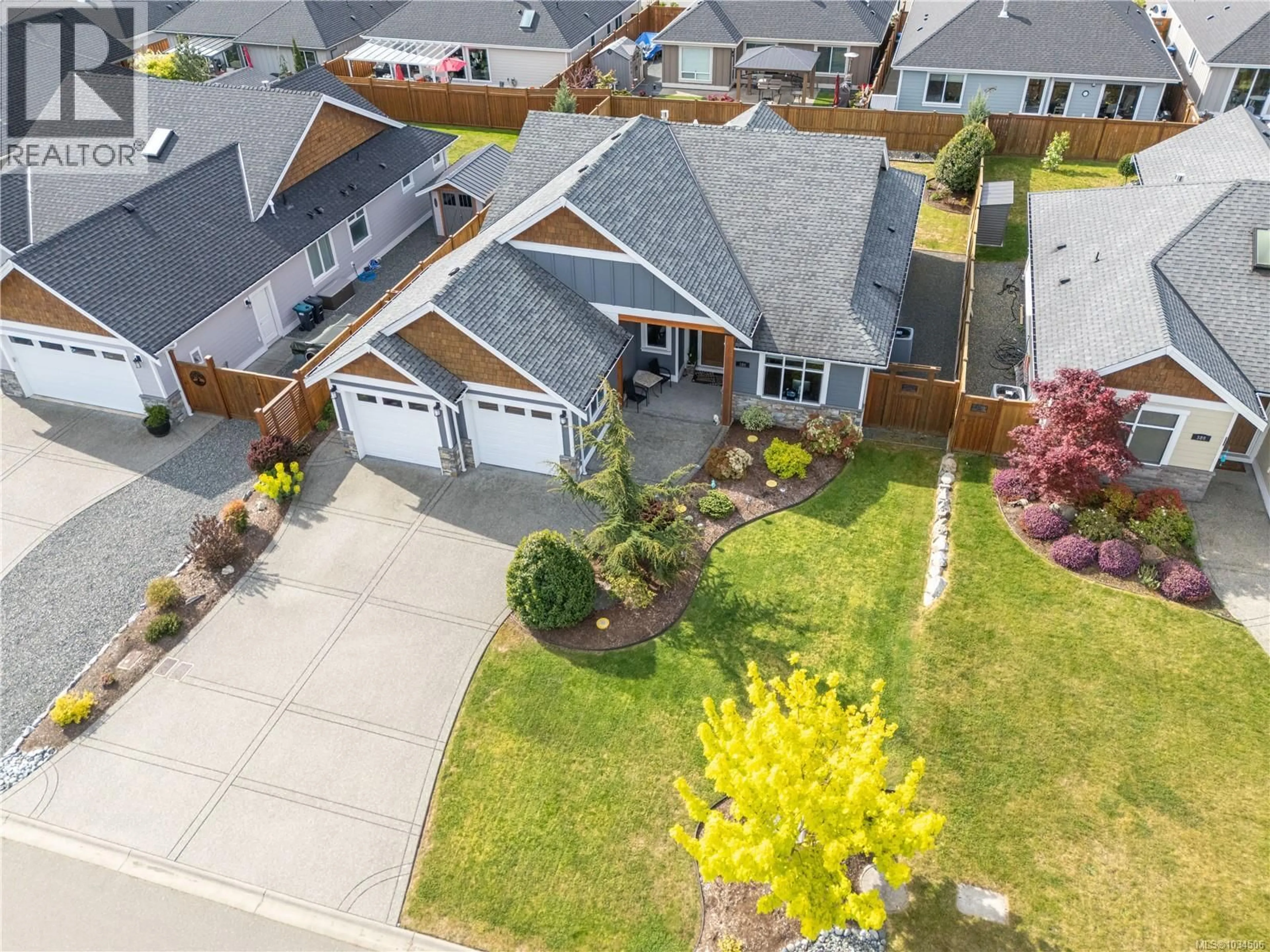 A pic from outside/outdoor area/front of a property/back of a property/a pic from drone, street for 580 AVALON PLACE, Parksville British Columbia V9P0E7