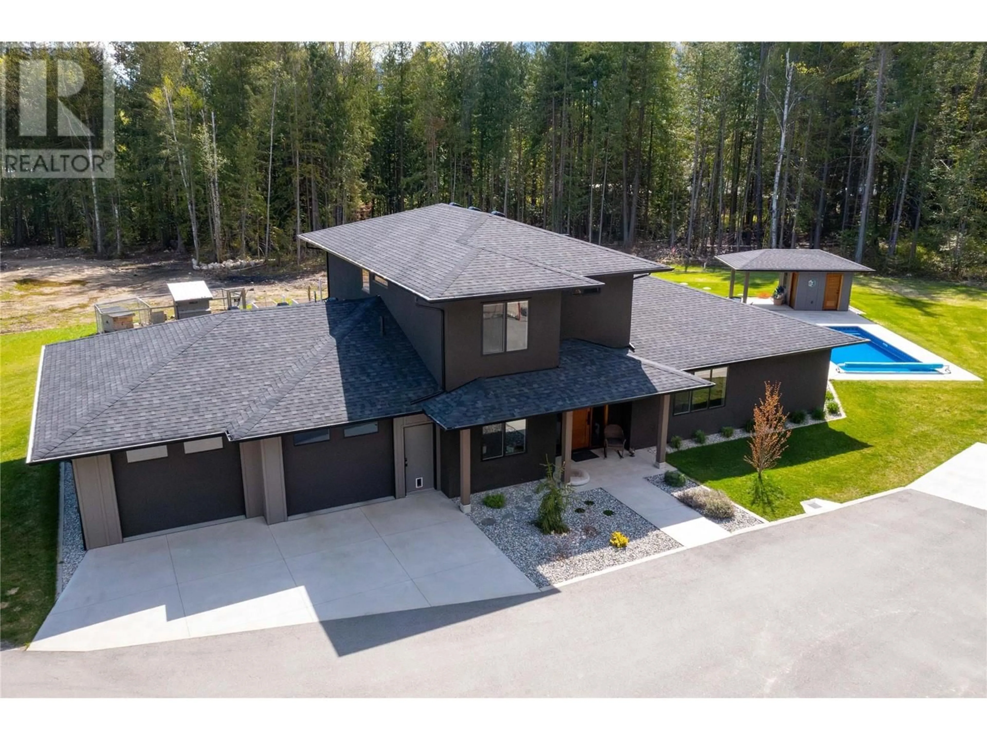 A pic from outside/outdoor area/front of a property/back of a property/a pic from drone, unknown for 6400 1 AVENUE NORTHWEST, Salmon Arm British Columbia V1E3B2