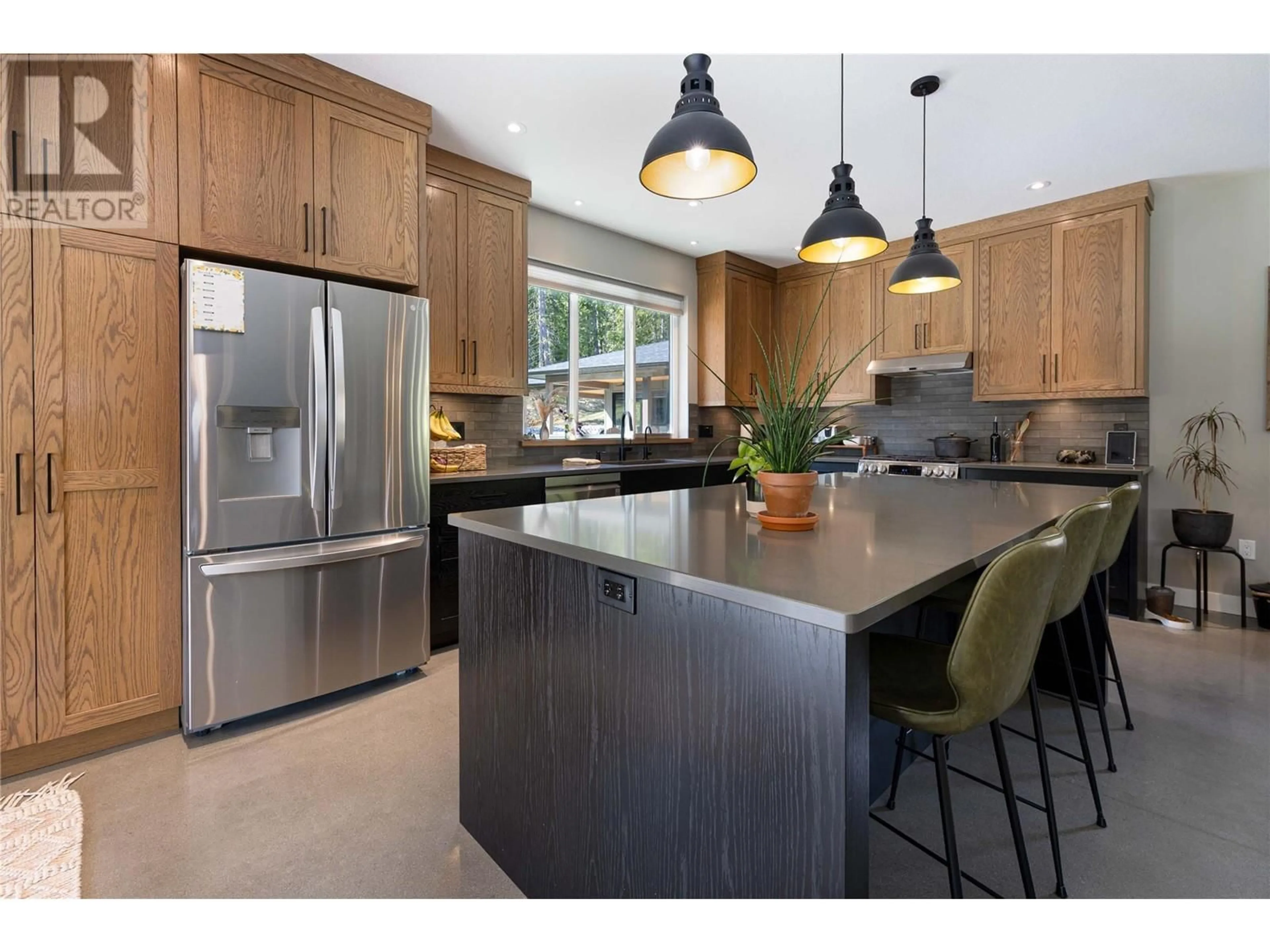 Contemporary kitchen, unknown for 6400 1 AVENUE NORTHWEST, Salmon Arm British Columbia V1E3B2