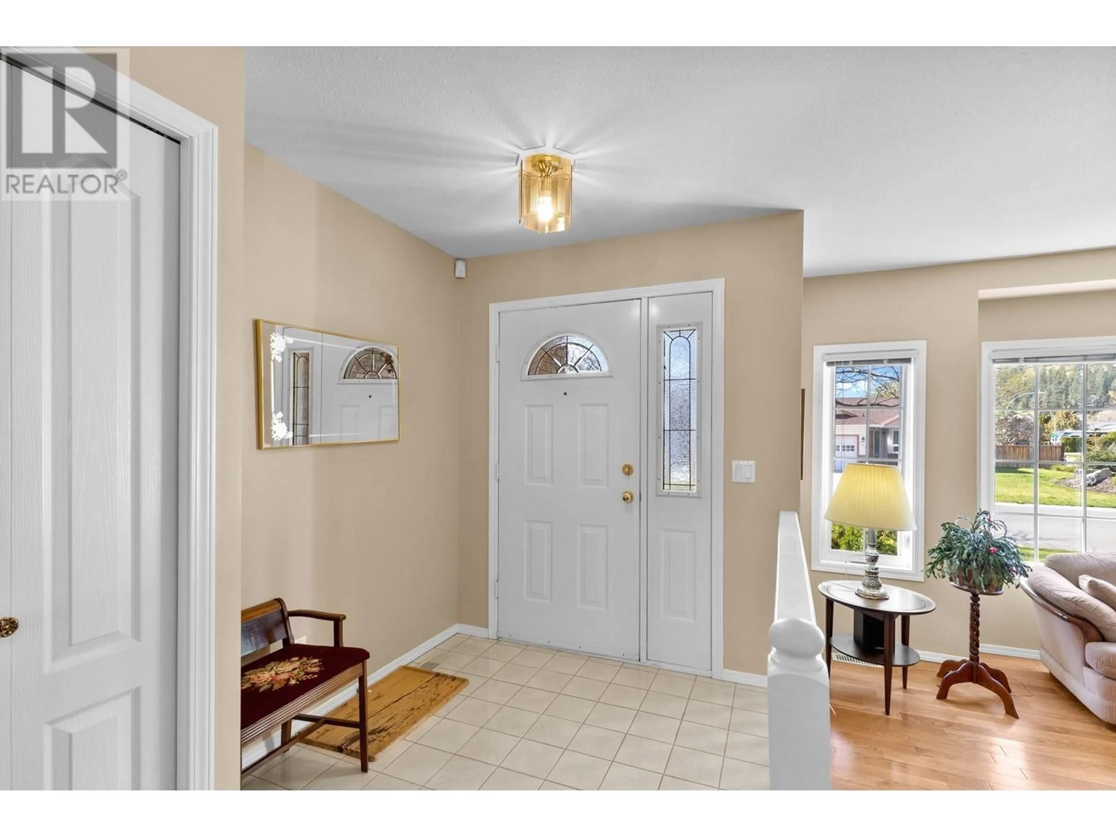 Indoor entryway for 390 MCTAVISH CRESCENT, Kelowna British Columbia V1V1P1