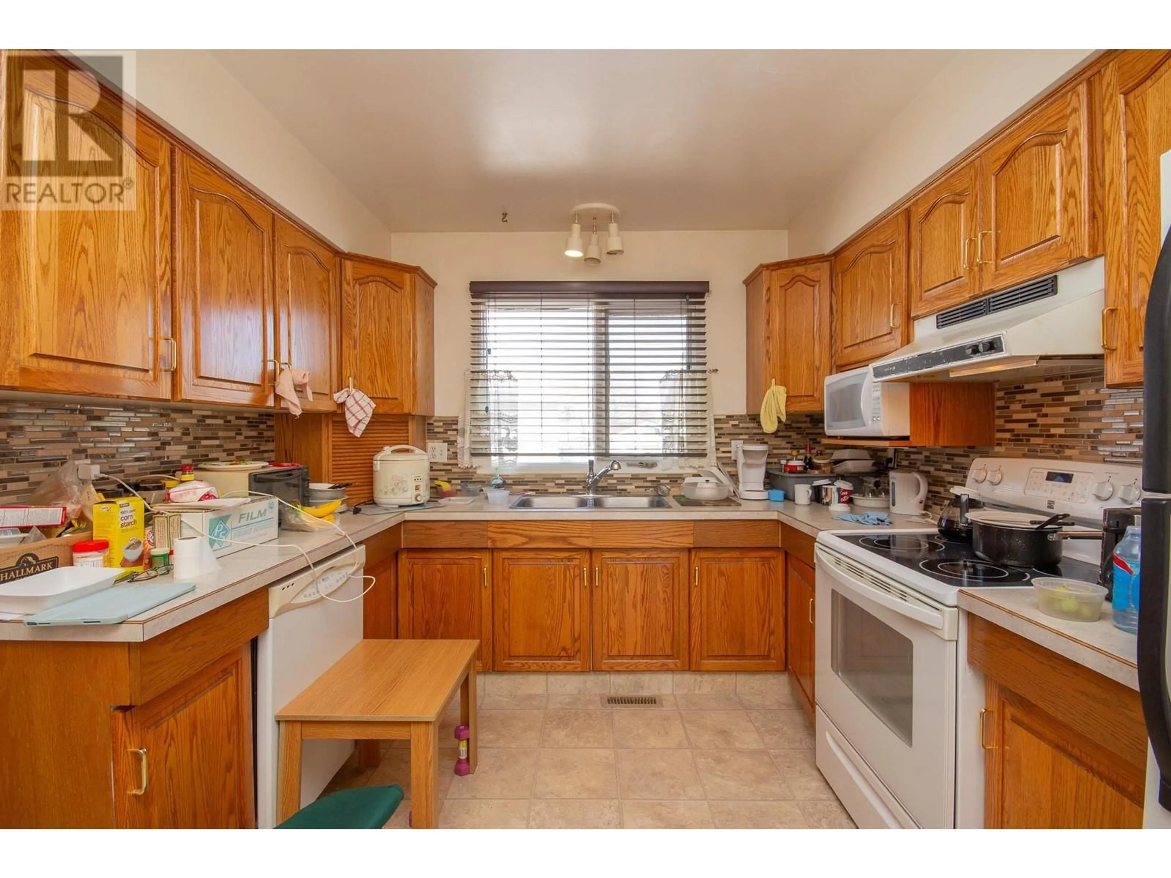 Standard kitchen, unknown for 945 111 AVENUE, Dawson Creek British Columbia V1G2X4