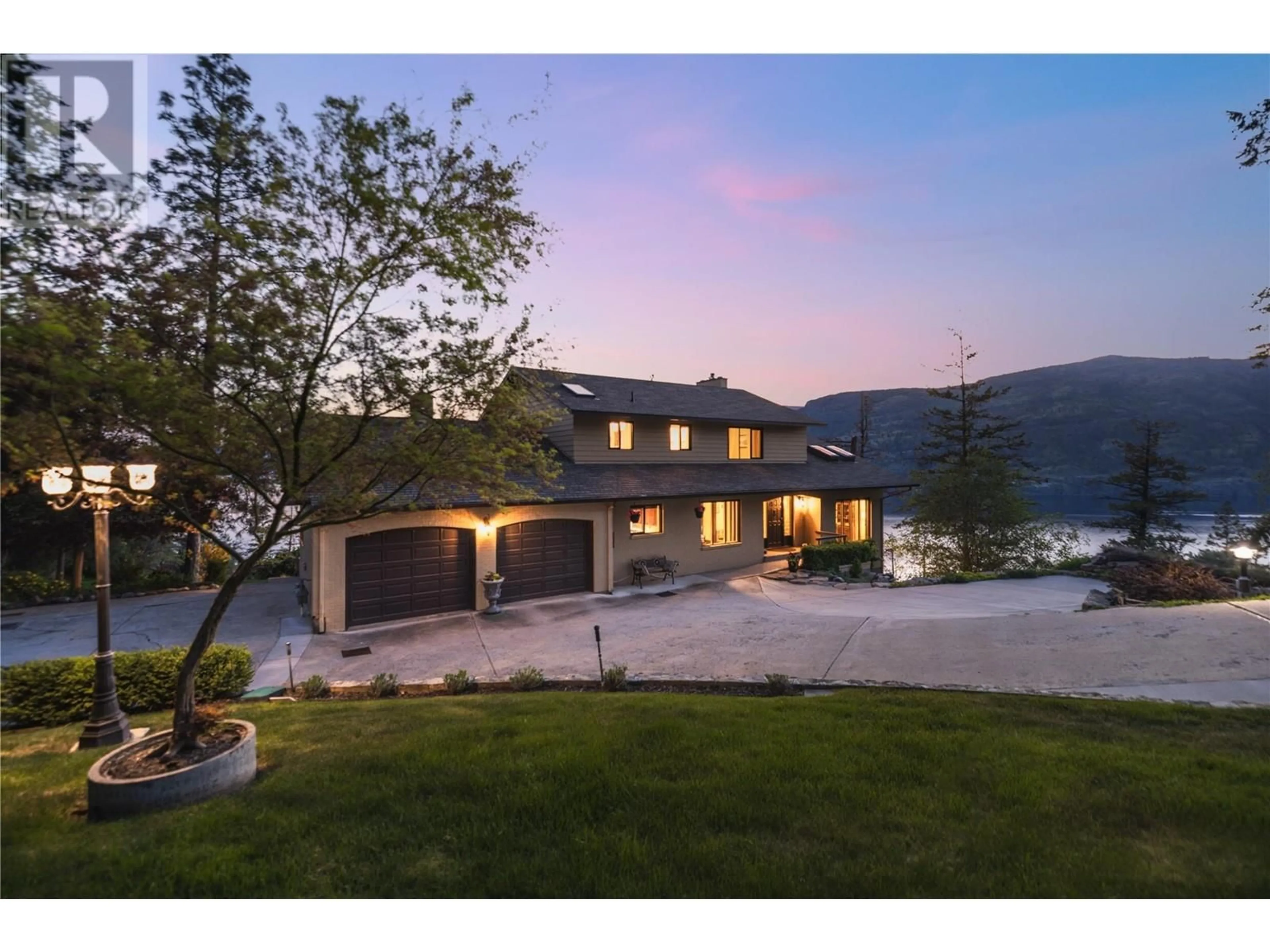 A pic from outside/outdoor area/front of a property/back of a property/a pic from drone, unknown for 1252 KYNDREE COURT, Kelowna British Columbia V1V1H1