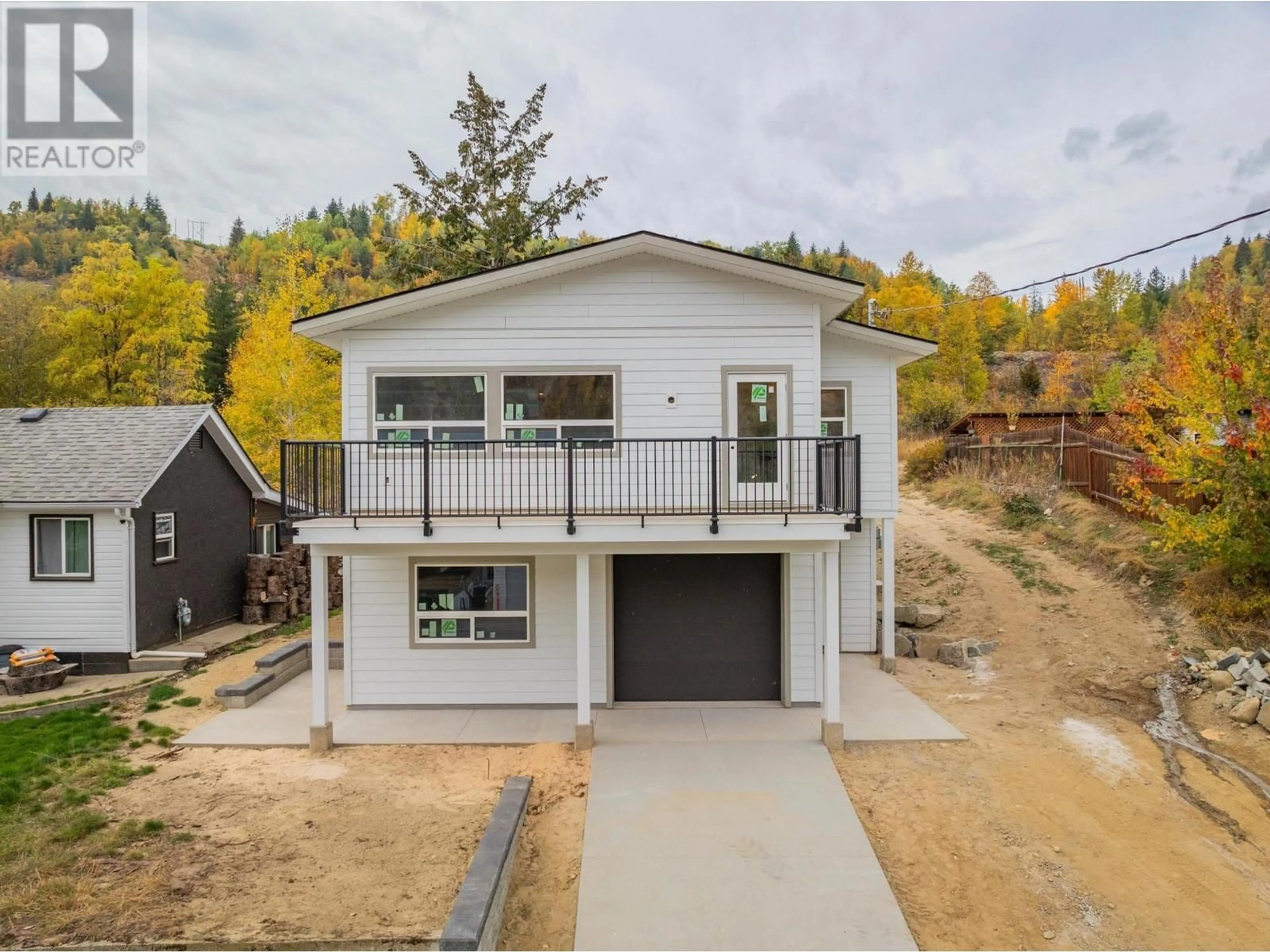 Home with vinyl exterior material, street for 418 2ND AVENUE, Rivervale British Columbia V1R4V5