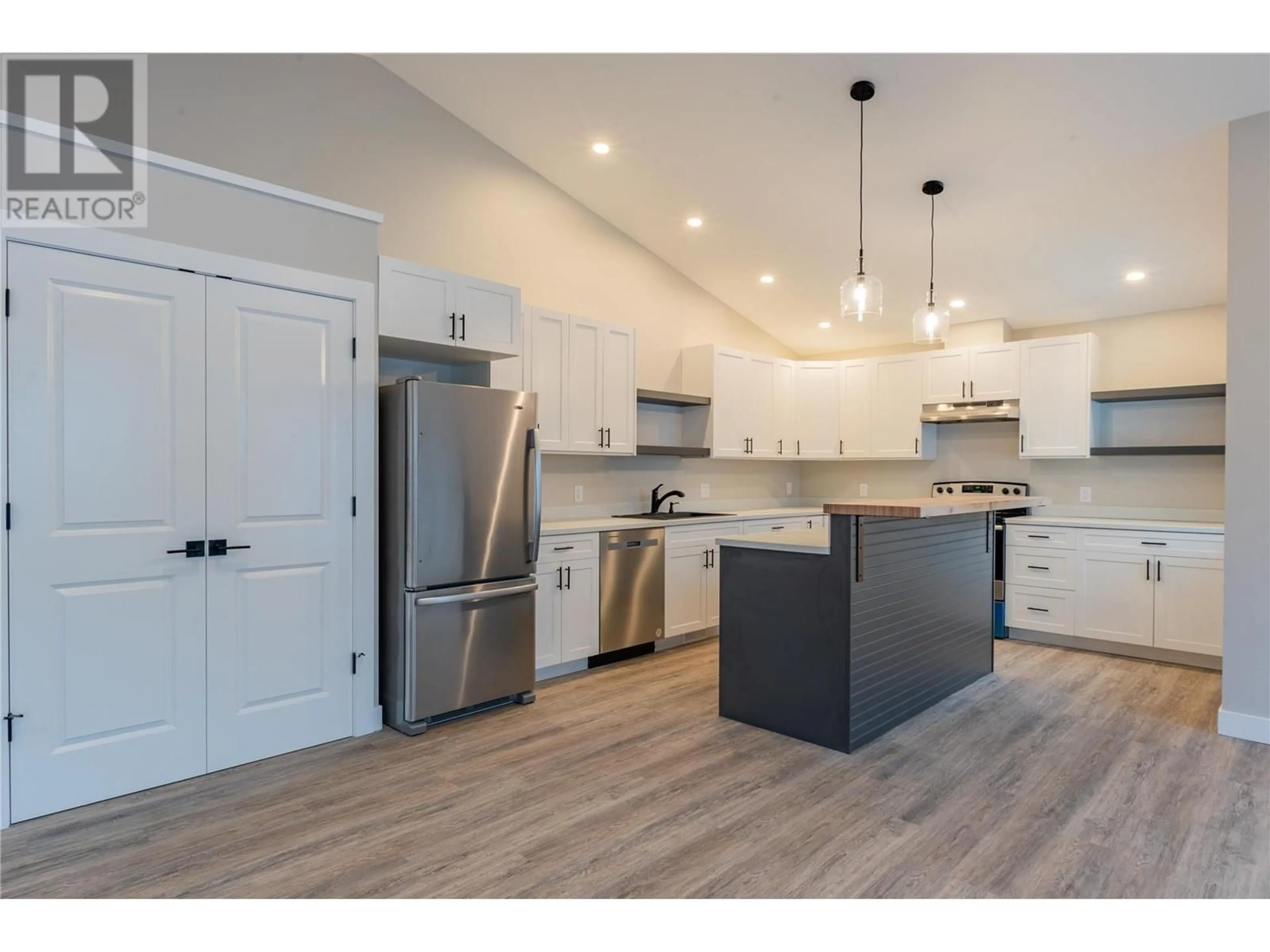 Open concept kitchen, wood/laminate floor for 418 2ND AVENUE, Rivervale British Columbia V1R4V5