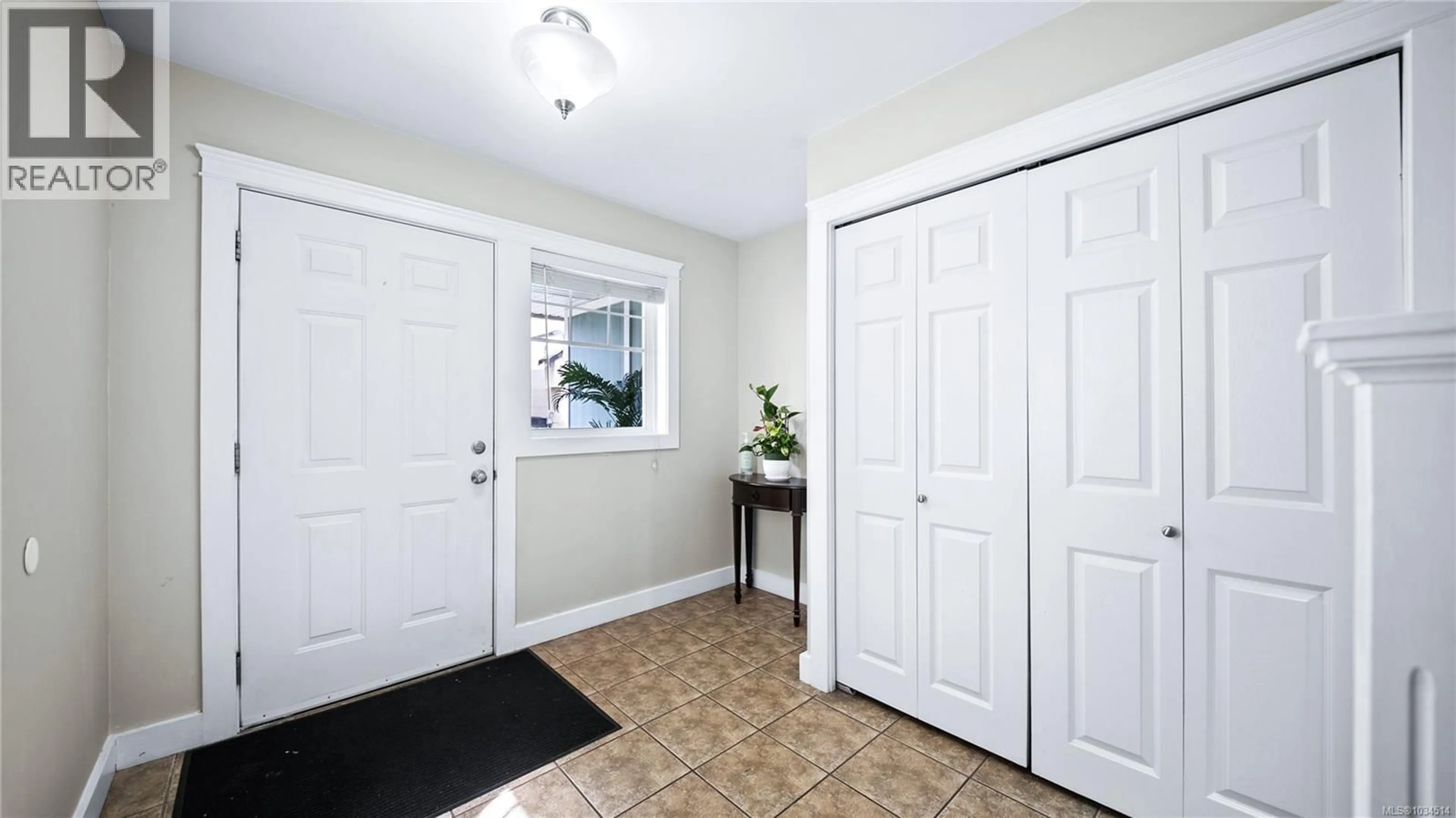 Indoor entryway for 5 - 921 COLVILLE ROAD, Esquimalt British Columbia V9A4P4
