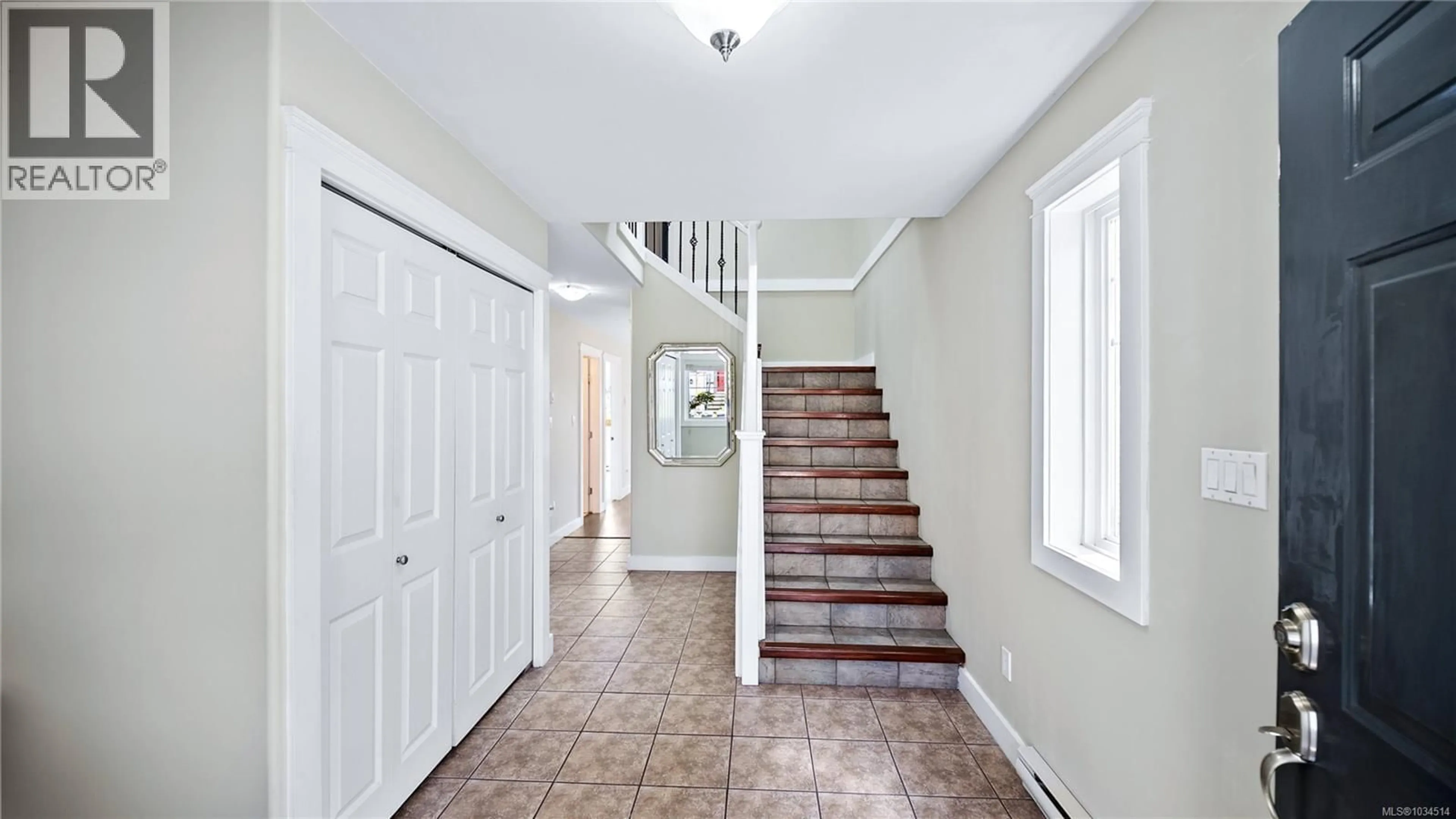 Indoor foyer for 5 - 921 COLVILLE ROAD, Esquimalt British Columbia V9A4P4