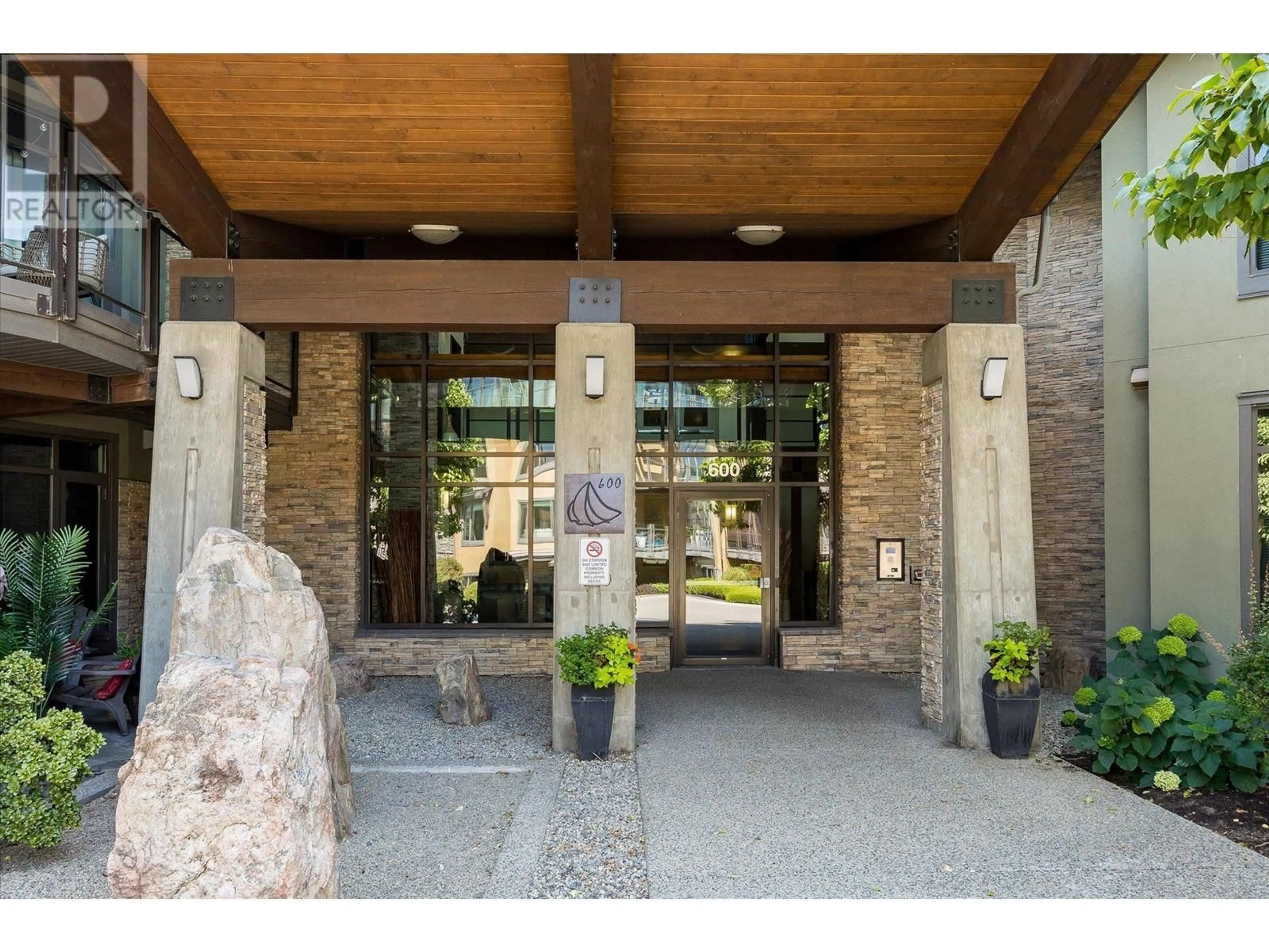 Indoor foyer for 104 - 600 SARSONS ROAD, Kelowna British Columbia V1W1C2