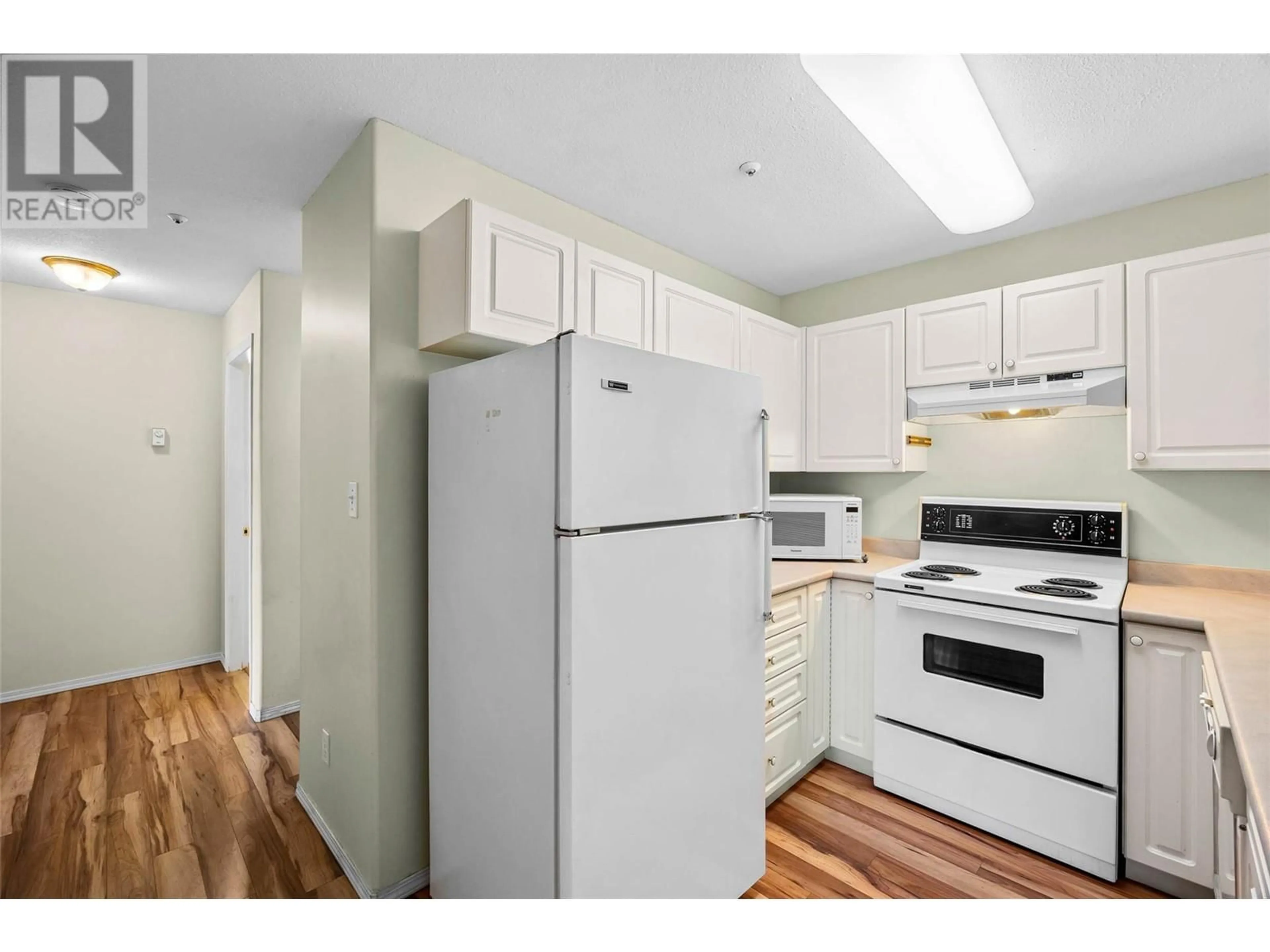 Standard kitchen, unknown for 208 - 683 VICTORIA STREET, Kamloops British Columbia V2C2B3