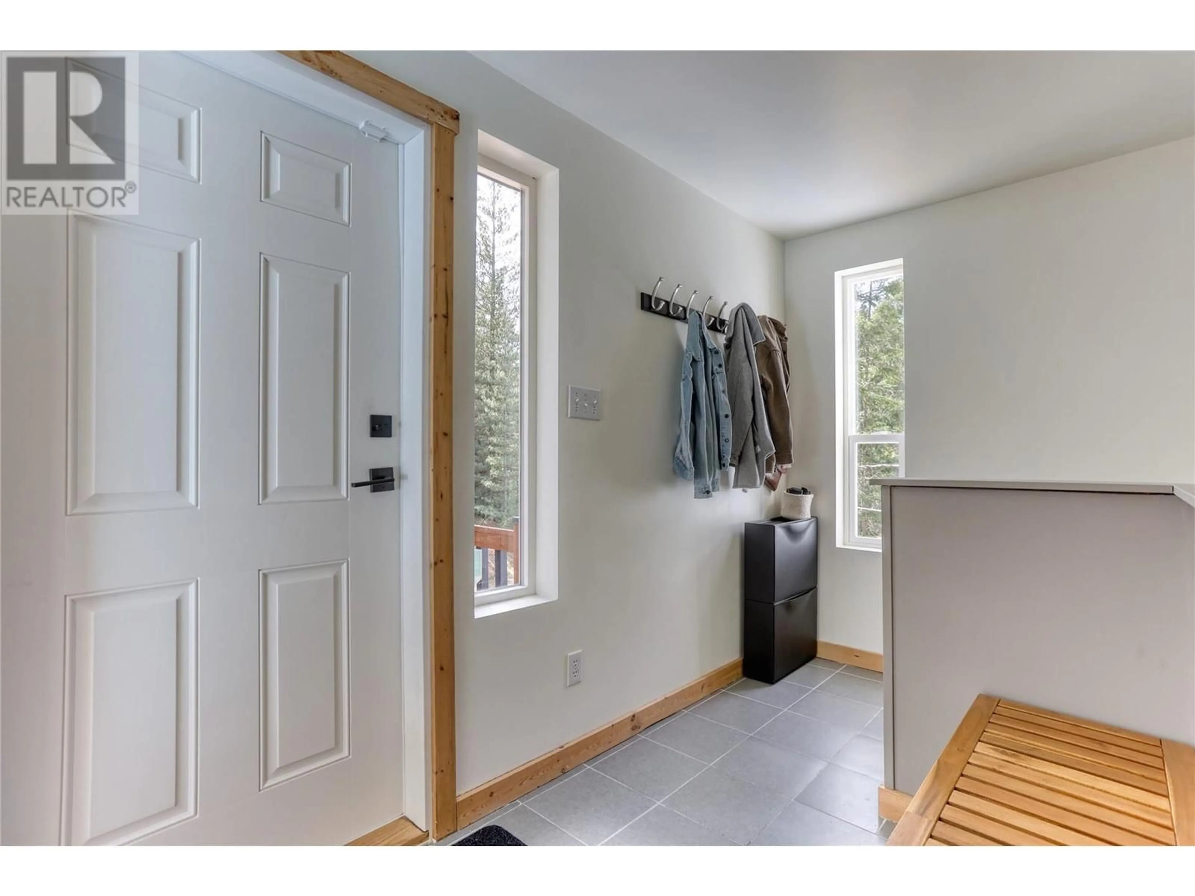 Indoor entryway for 909 CARNEY BRIDGE ROAD, Salmo British Columbia V0G1Z0