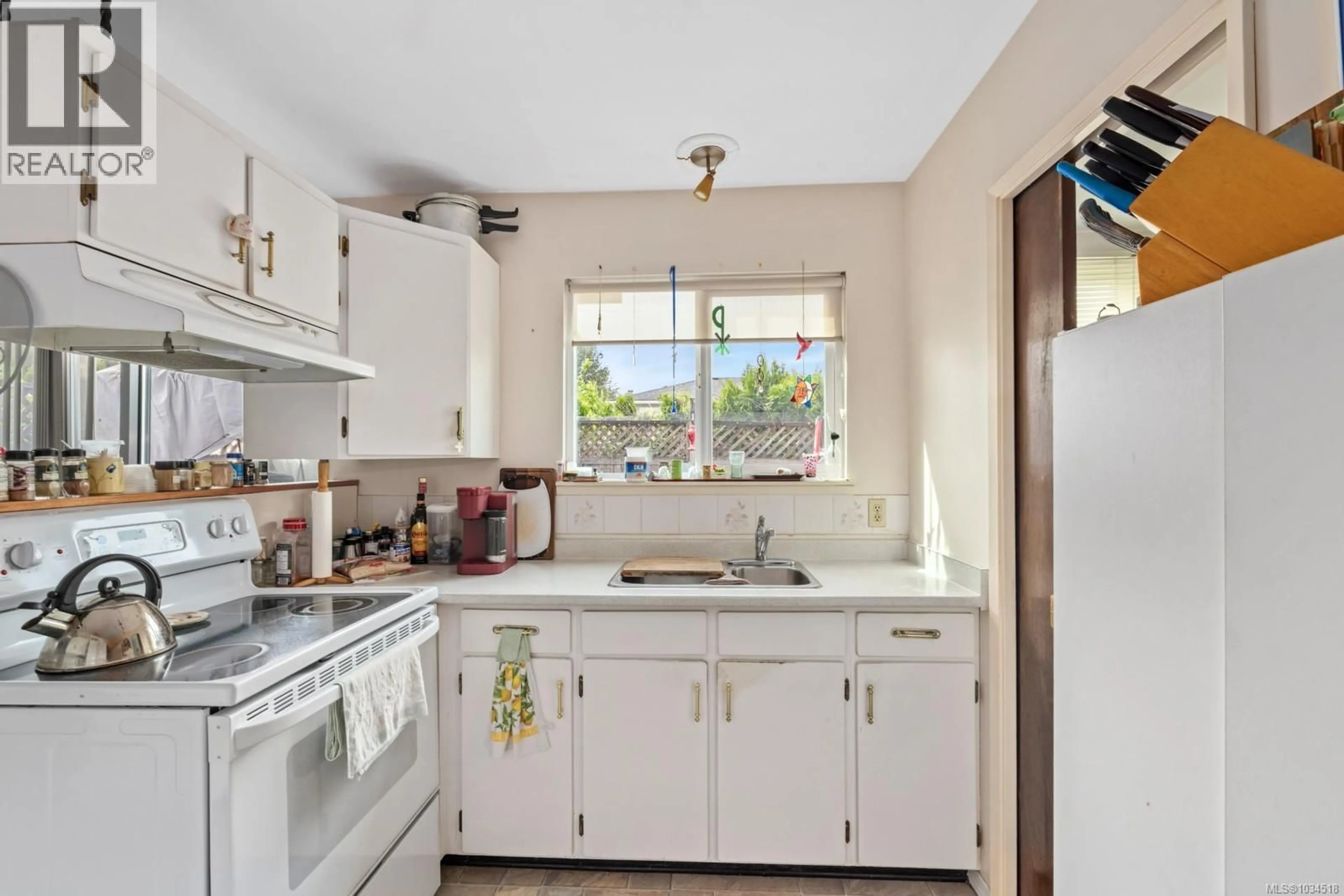 Standard kitchen, ceramic/tile floor for 1 - 491 LAKES ROAD, Duncan British Columbia V9L3E9
