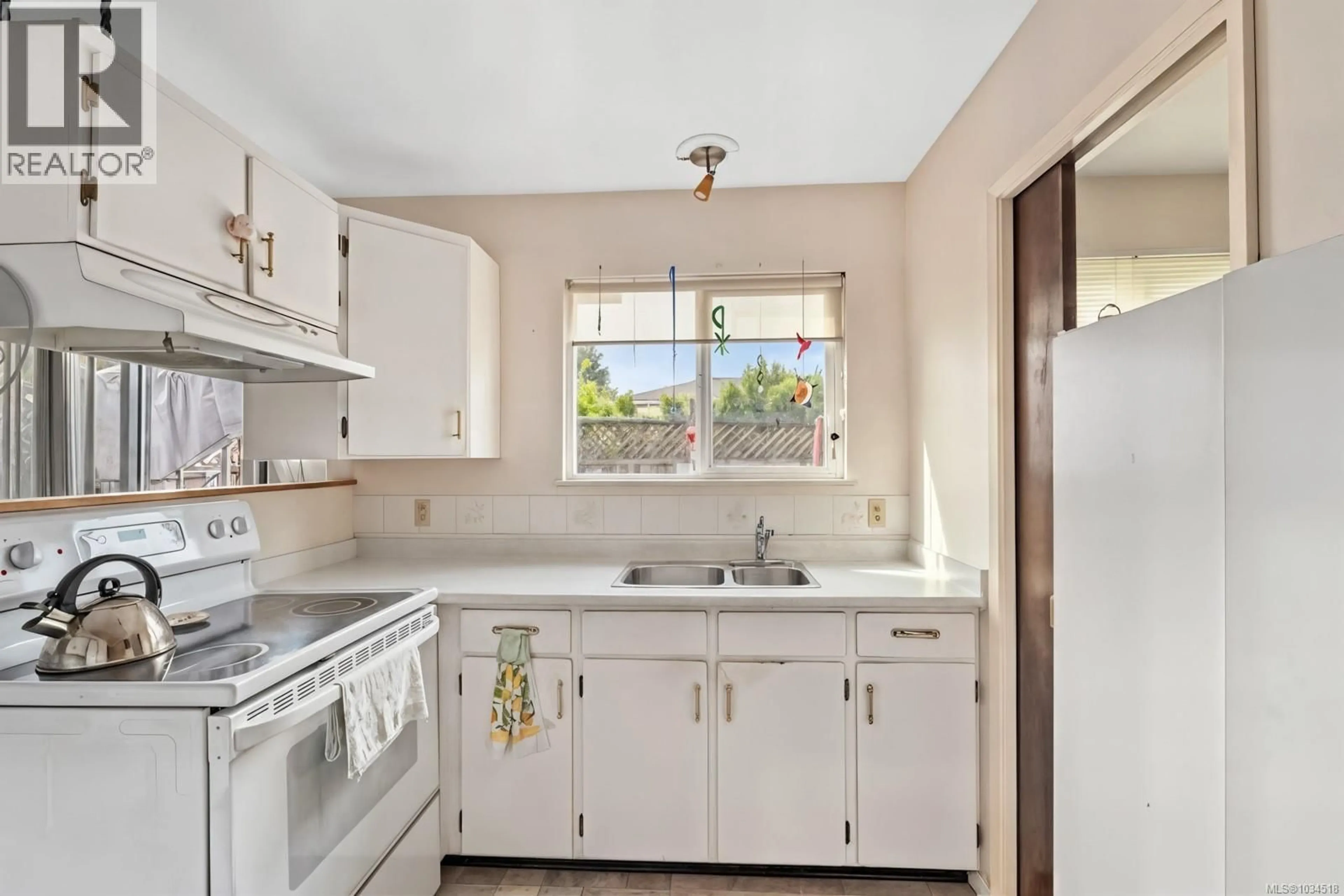 Standard kitchen, ceramic/tile floor for 1 - 491 LAKES ROAD, Duncan British Columbia V9L3E9