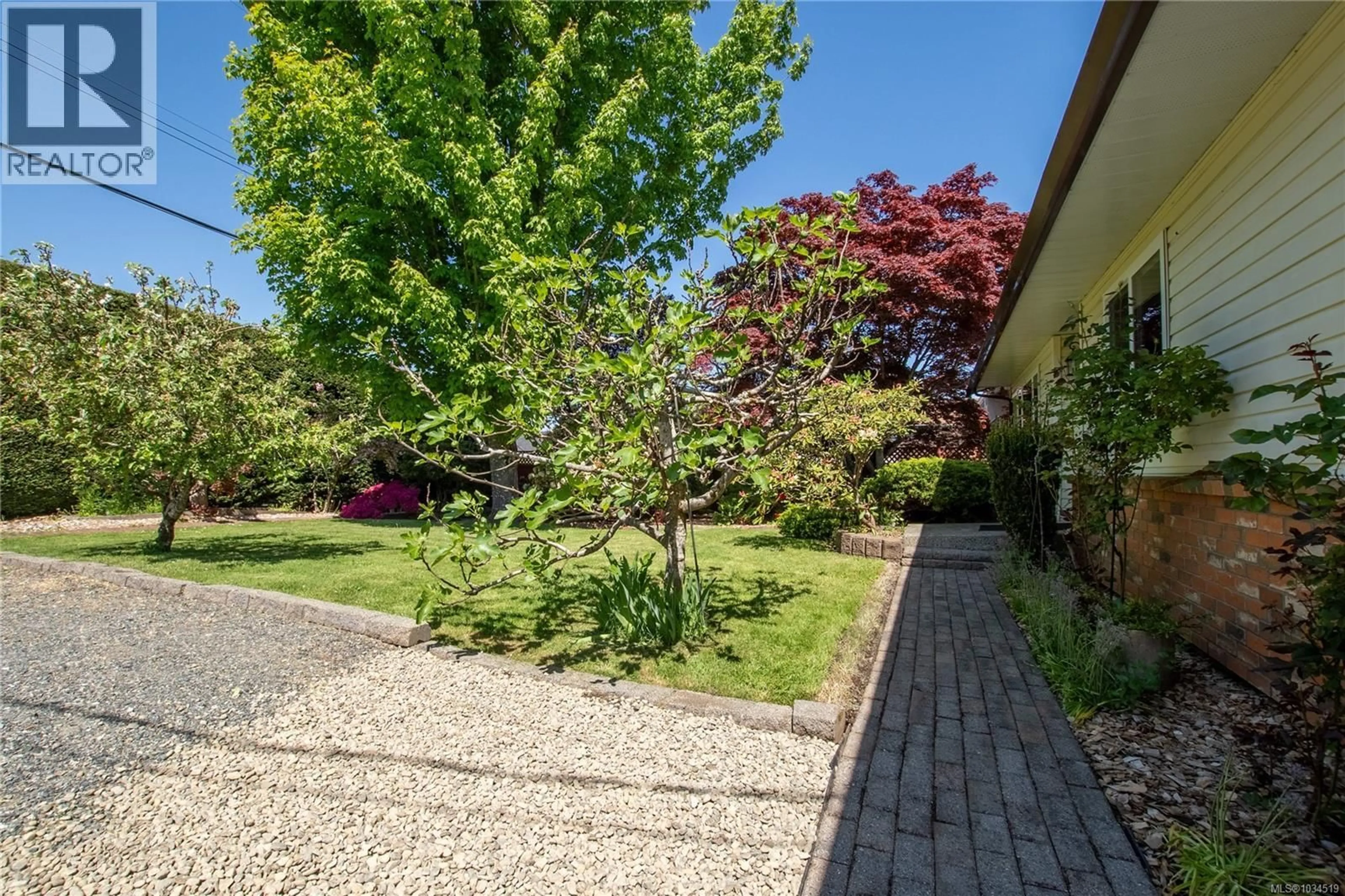 Patio, street for 8071 QUEEN STREET, Crofton British Columbia V0R1R0