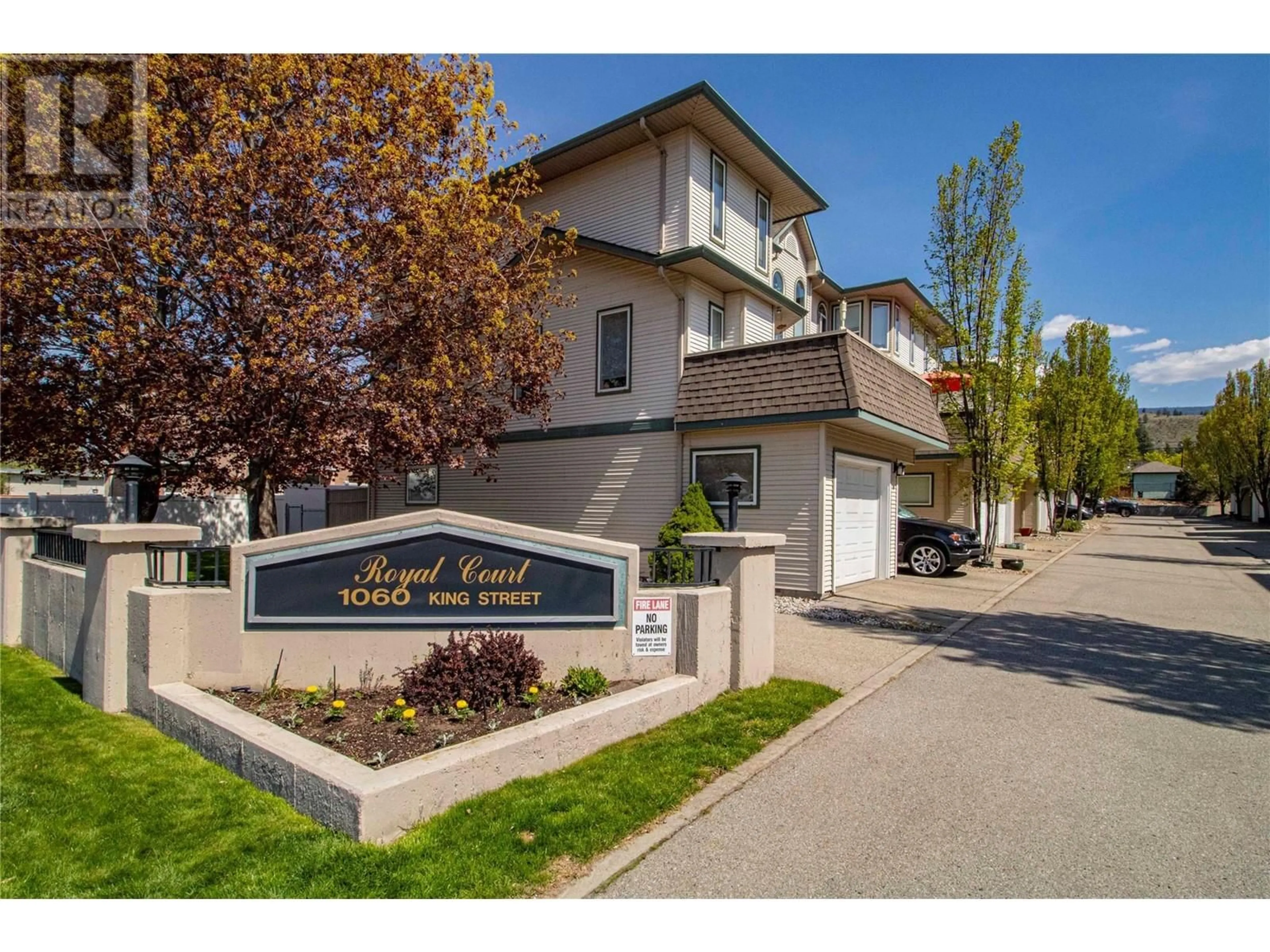 Indoor foyer for 102 - 1060 KING STREET, Penticton British Columbia V2A4S6