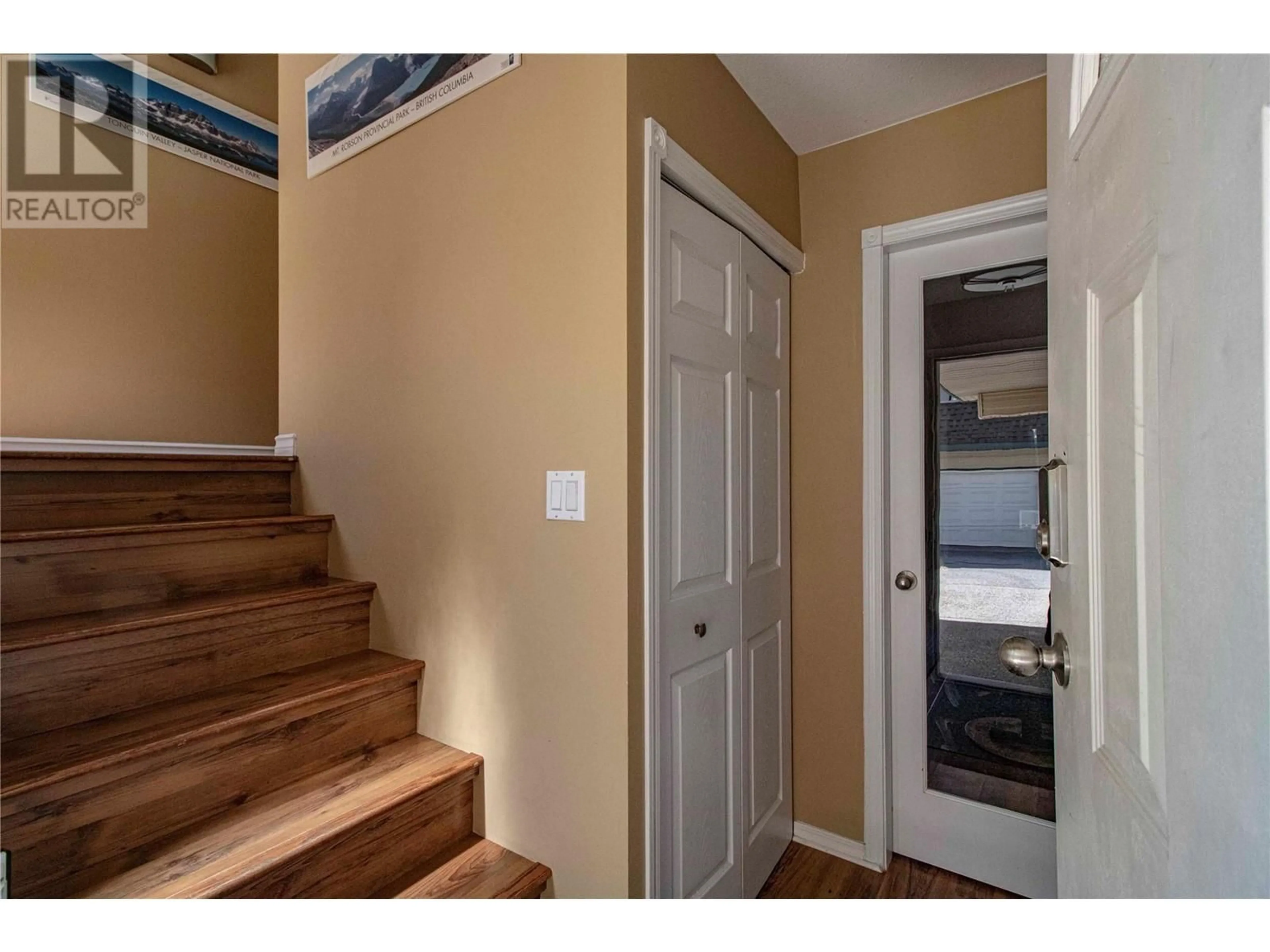 Indoor entryway for 102 - 1060 KING STREET, Penticton British Columbia V2A4S6