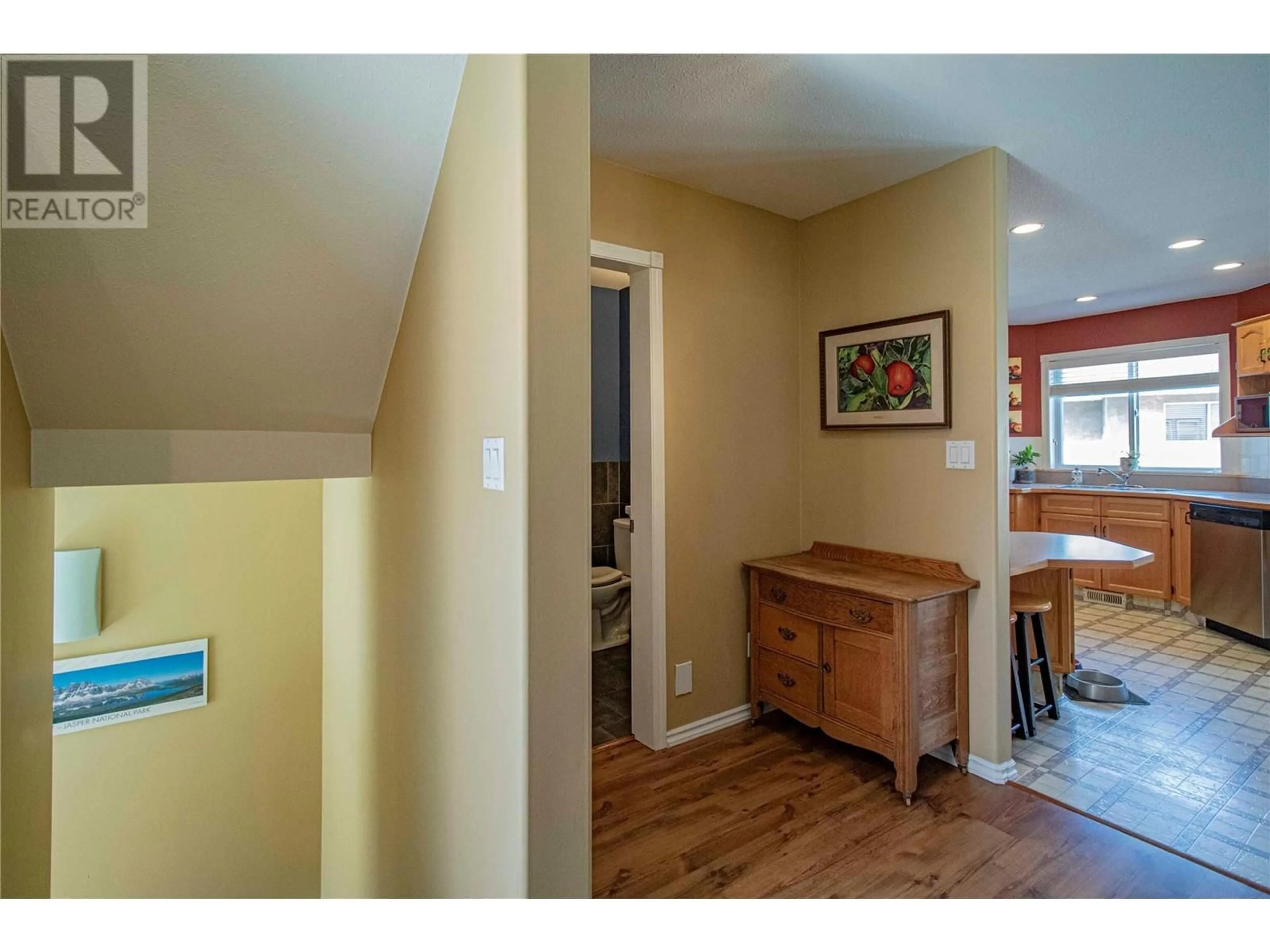 Indoor entryway for 102 - 1060 KING STREET, Penticton British Columbia V2A4S6