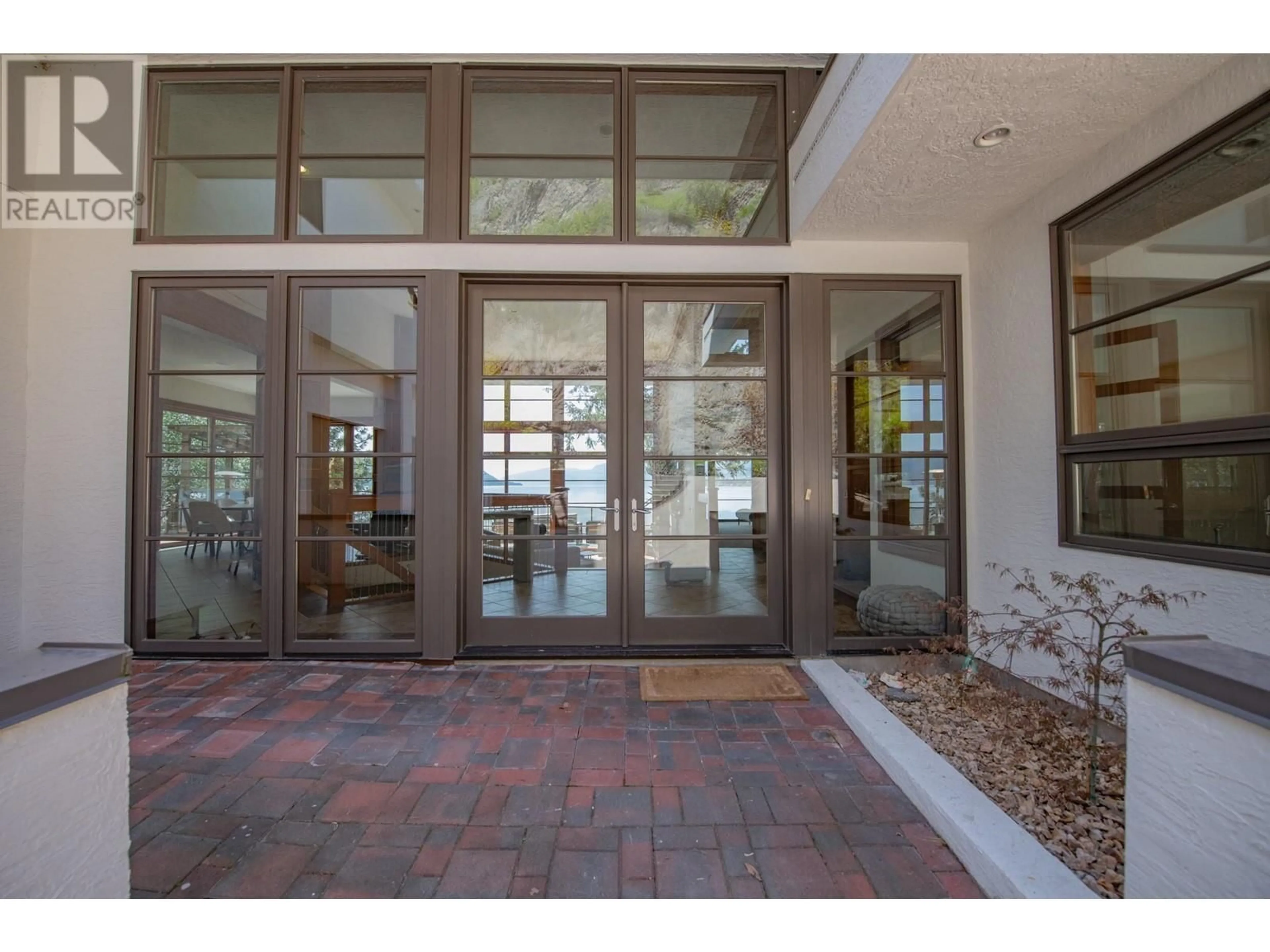 Indoor foyer for 12 - 100 KESTREL PLACE, Vernon British Columbia V1H1T6