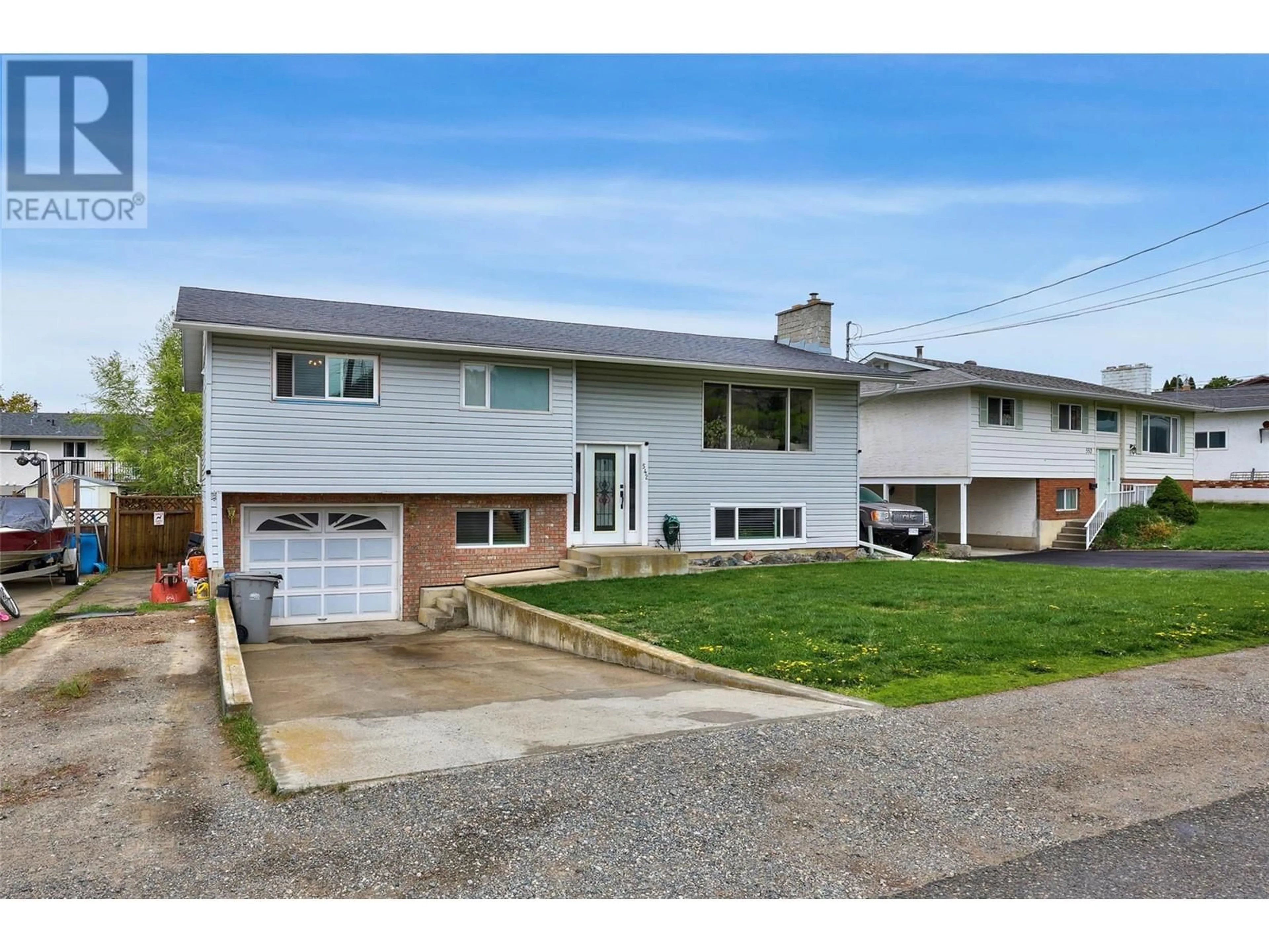 Home with vinyl exterior material, street for 542 LYNWOOD AVENUE, Kamloops British Columbia V2B6A7