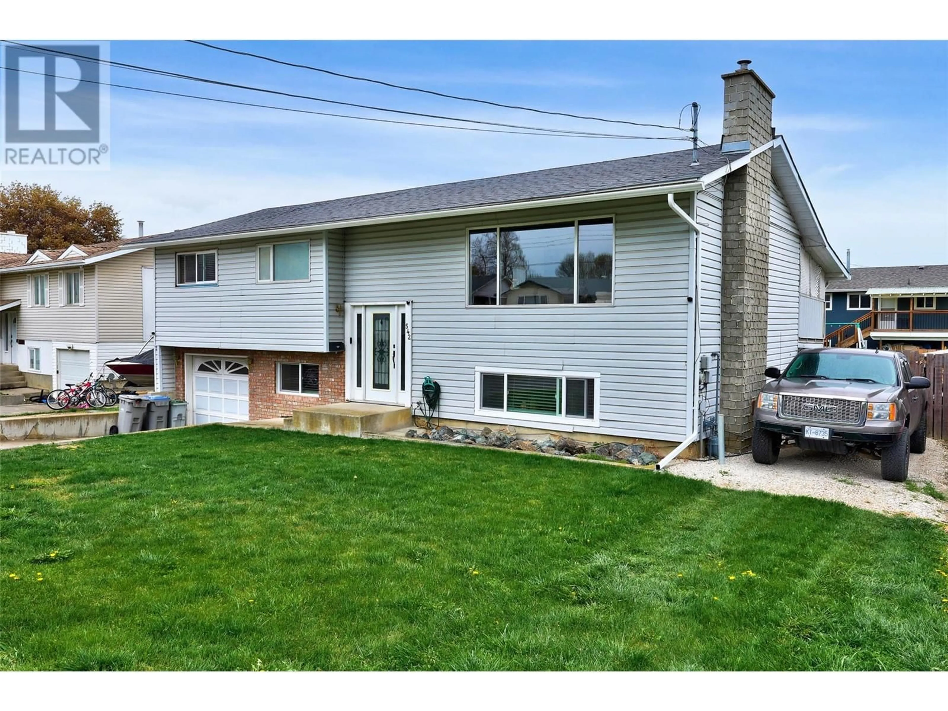 Home with vinyl exterior material, street for 542 LYNWOOD AVENUE, Kamloops British Columbia V2B6A7