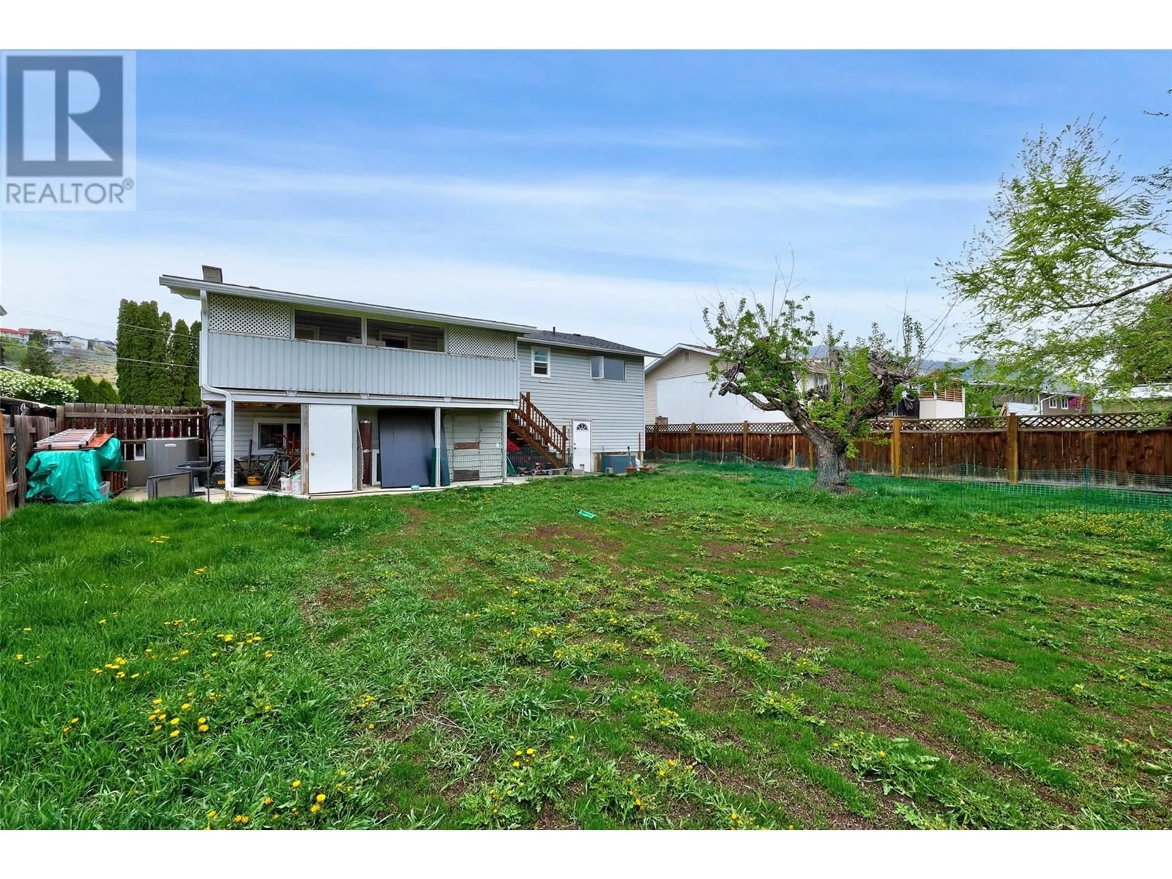 A pic from outside/outdoor area/front of a property/back of a property/a pic from drone, street for 542 LYNWOOD AVENUE, Kamloops British Columbia V2B6A7