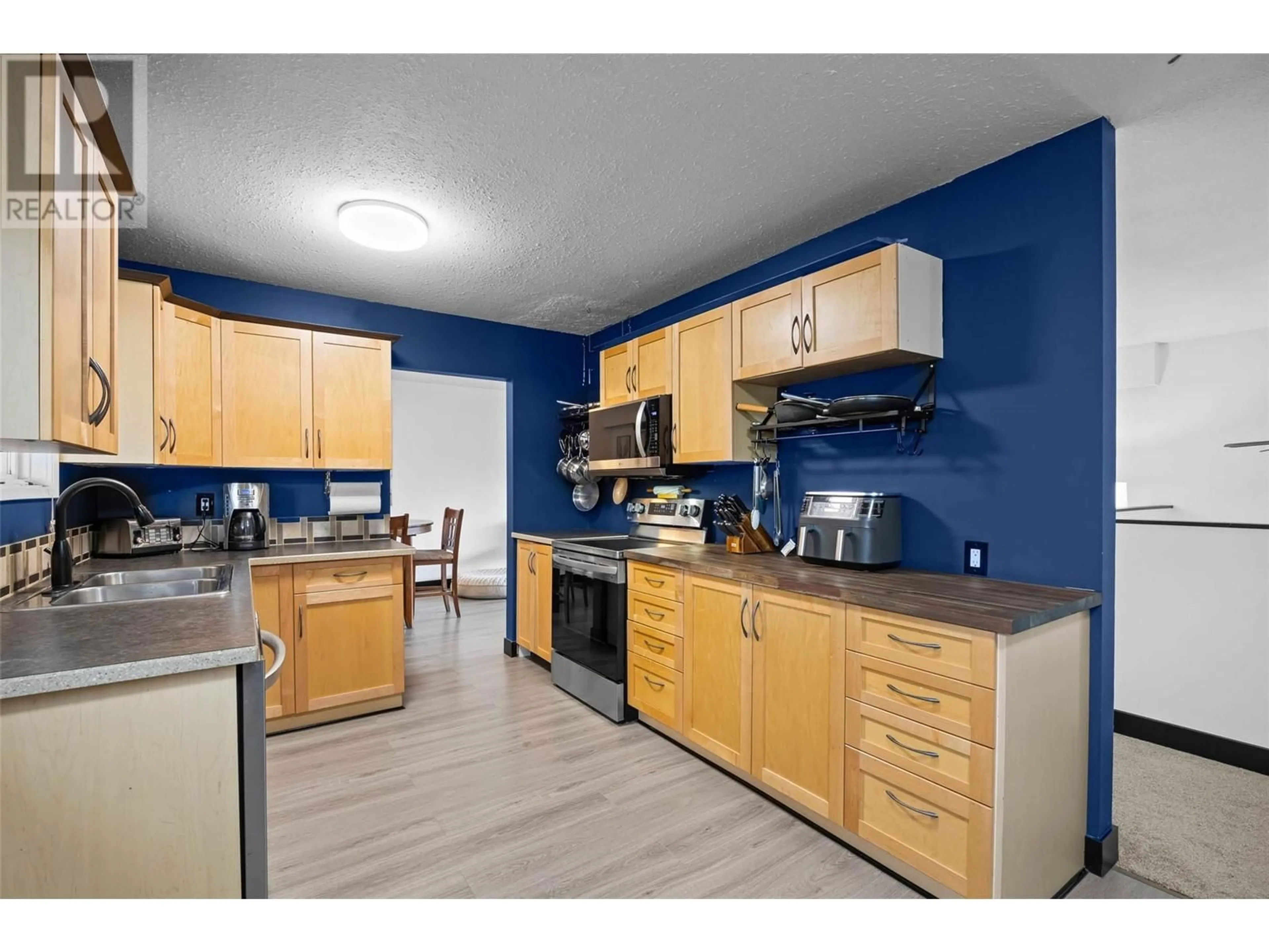 Standard kitchen, wood/laminate floor for 542 LYNWOOD AVENUE, Kamloops British Columbia V2B6A7