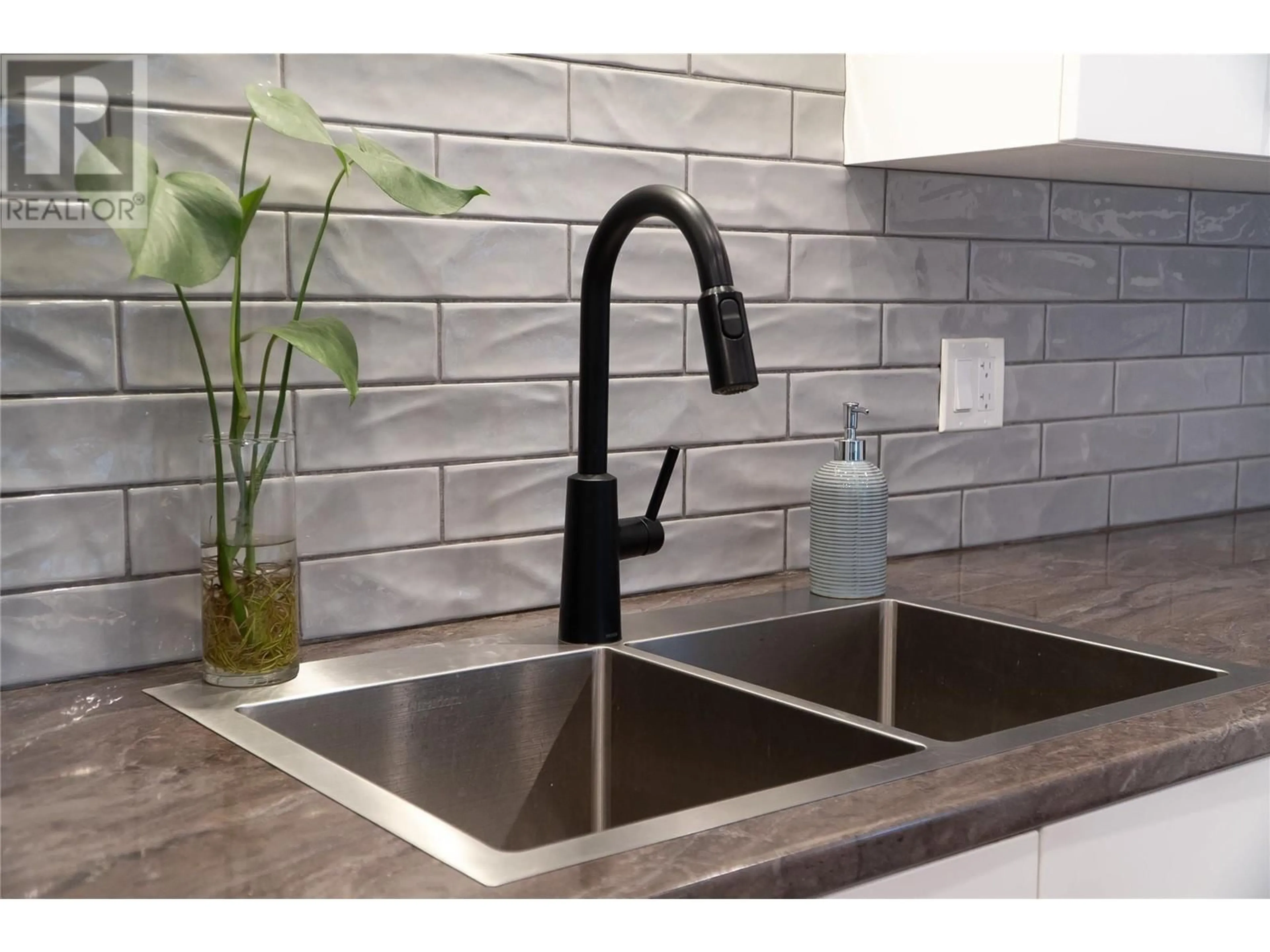 Contemporary kitchen, ceramic/tile floor for 1 - 325 CHATHAM STREET, Nelson British Columbia V1L3Z2