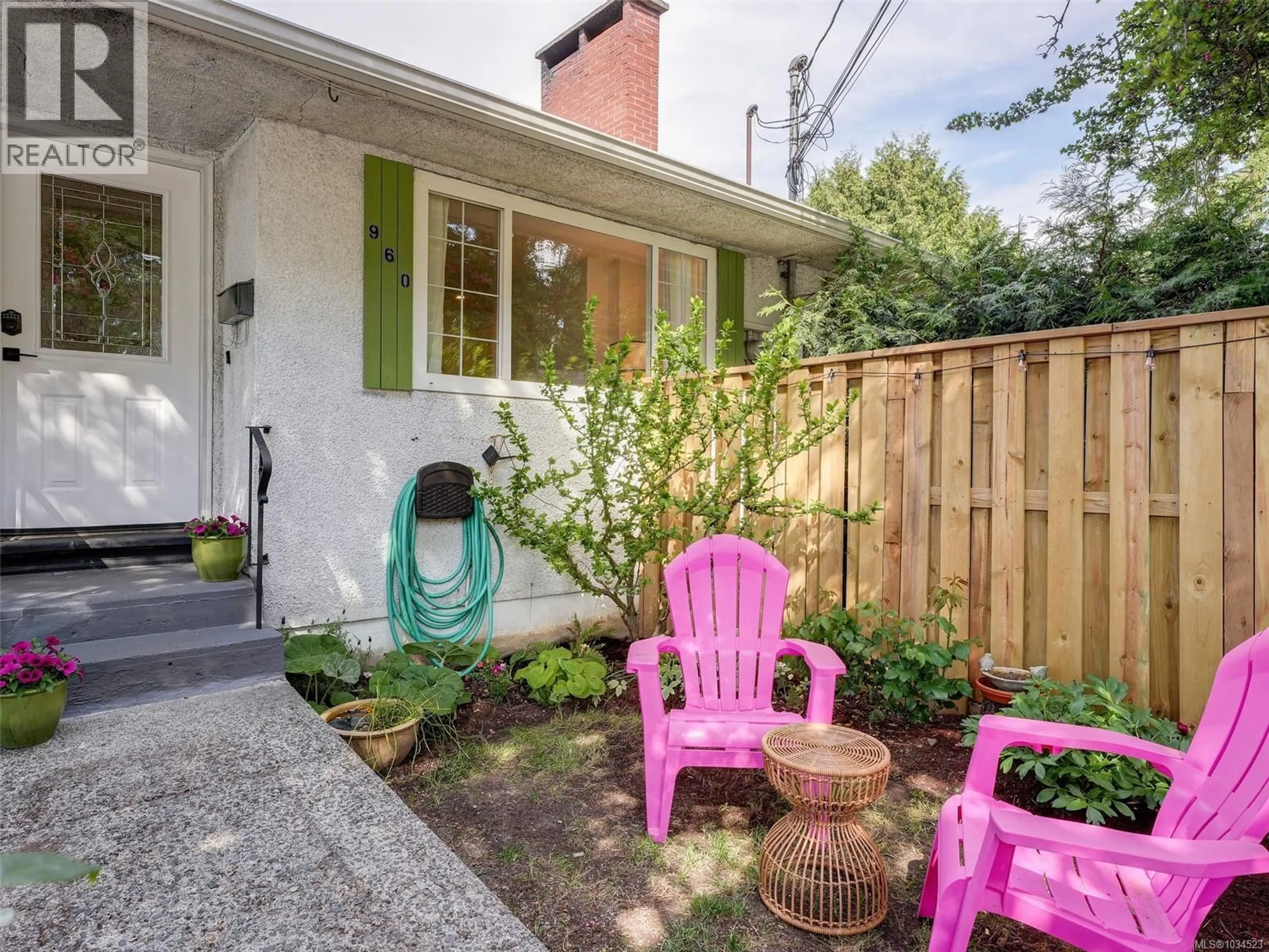 Patio, street for 960 SELKIRK AVENUE, Esquimalt British Columbia V9A2V3
