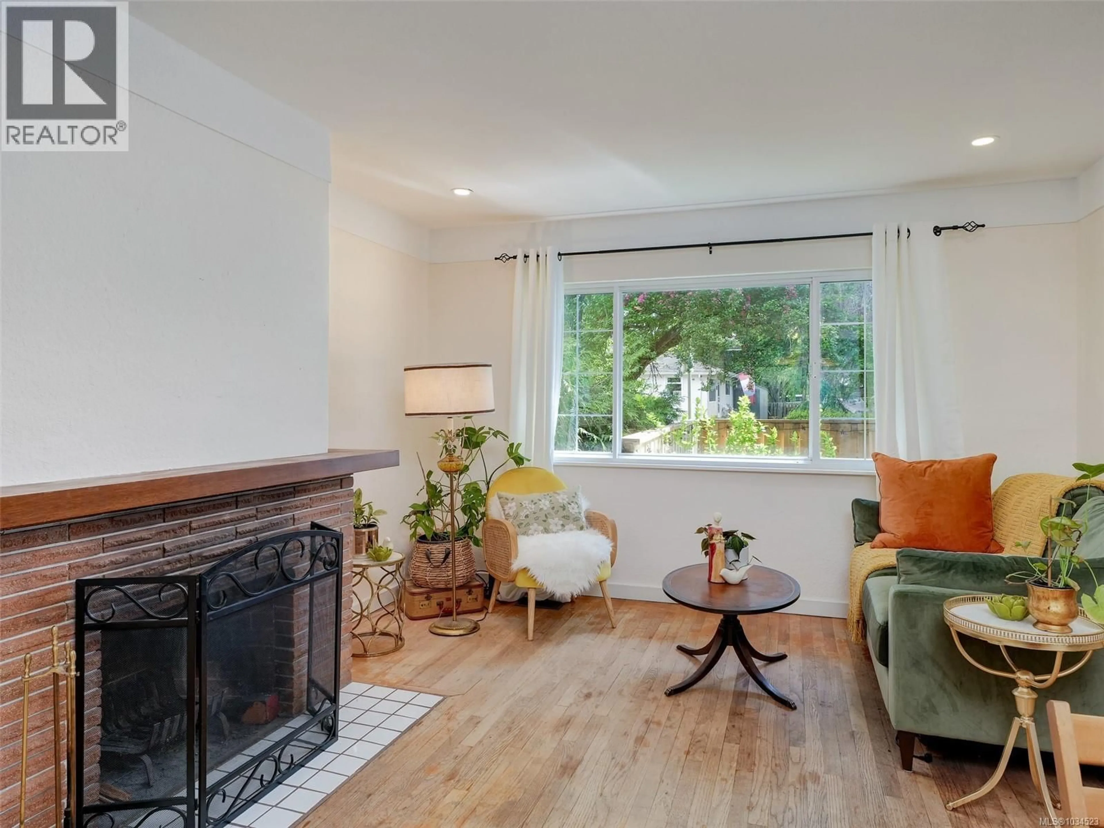Living room with furniture, wood/laminate floor for 960 SELKIRK AVENUE, Esquimalt British Columbia V9A2V3