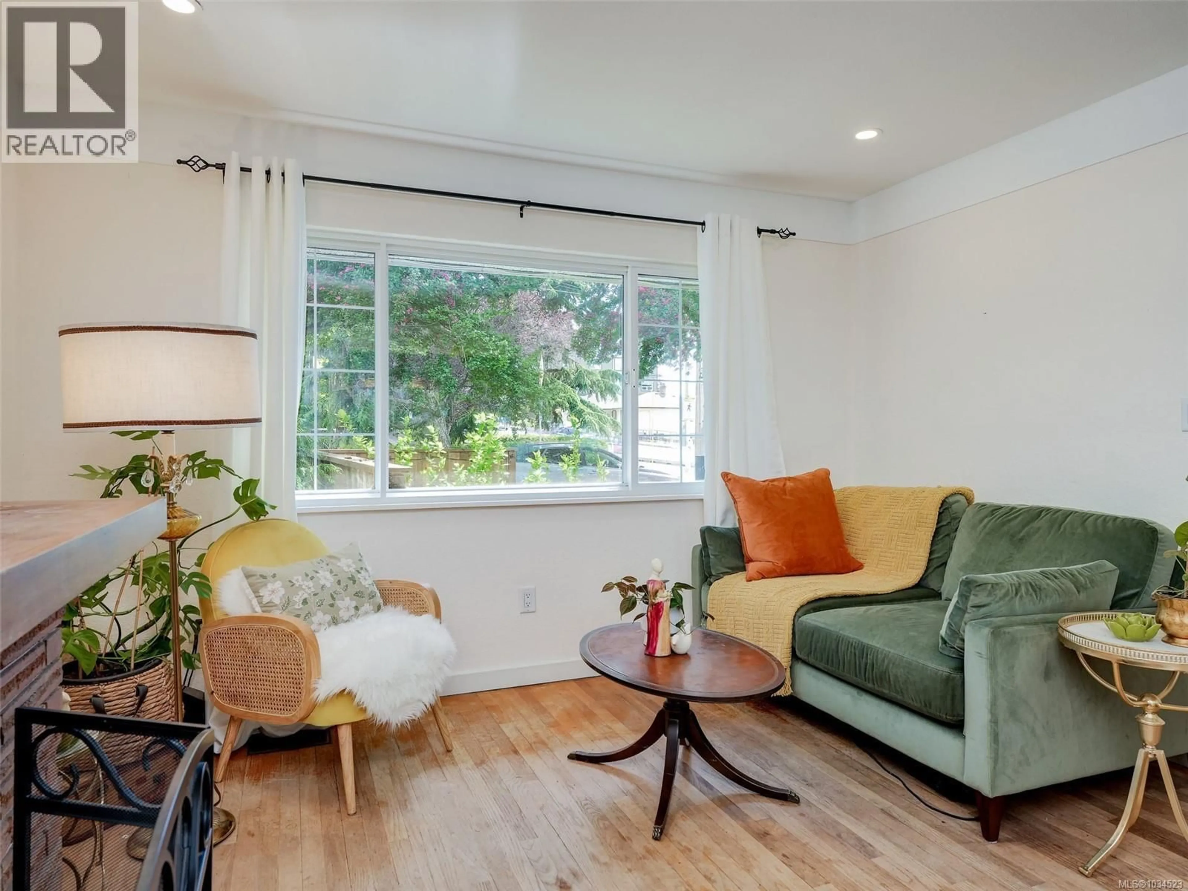Living room with furniture, wood/laminate floor for 960 SELKIRK AVENUE, Esquimalt British Columbia V9A2V3