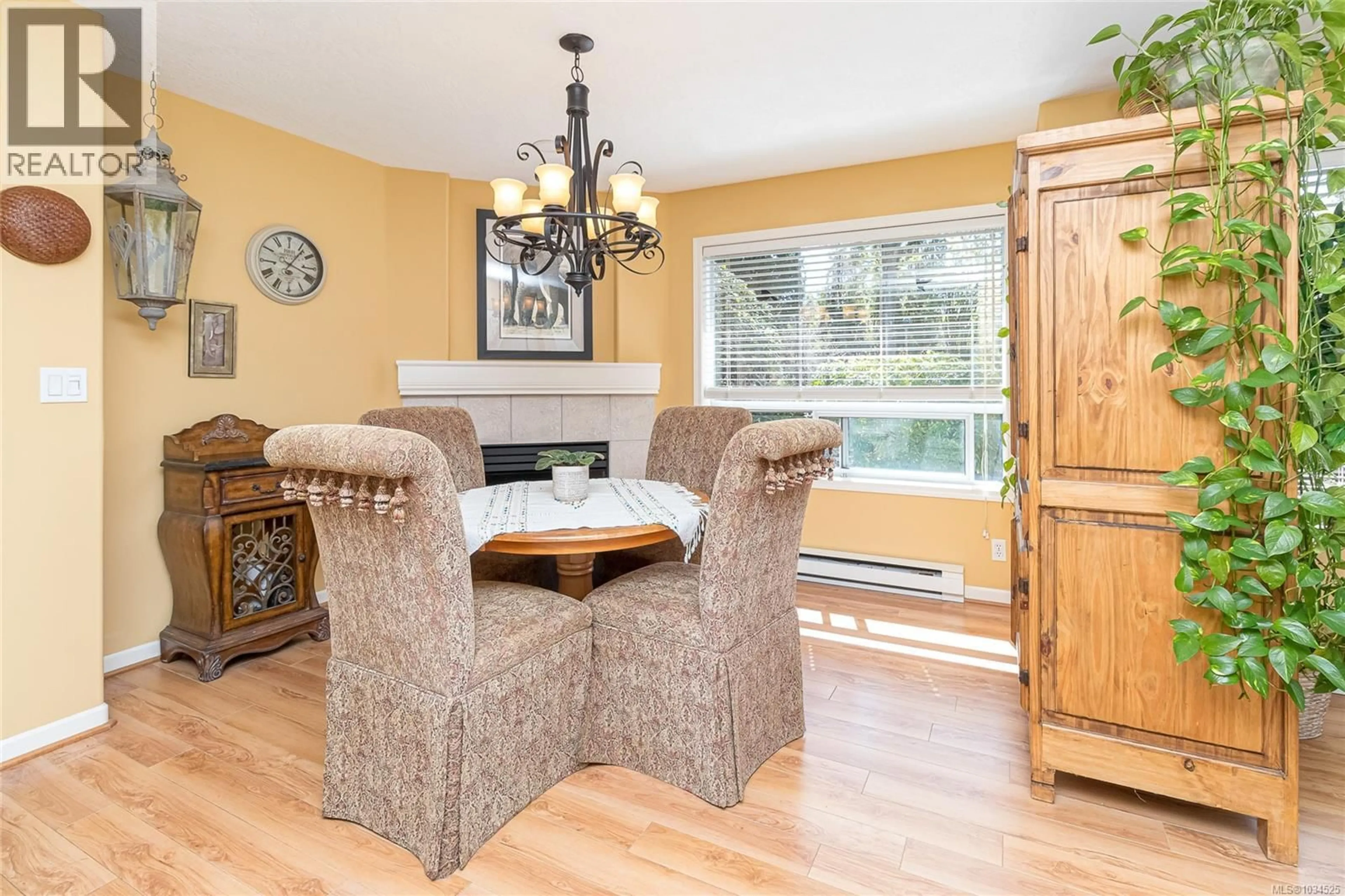 Dining room, wood/laminate floor for 9 - 4619 ELK LAKE DRIVE, Saanich British Columbia V8Z5M2