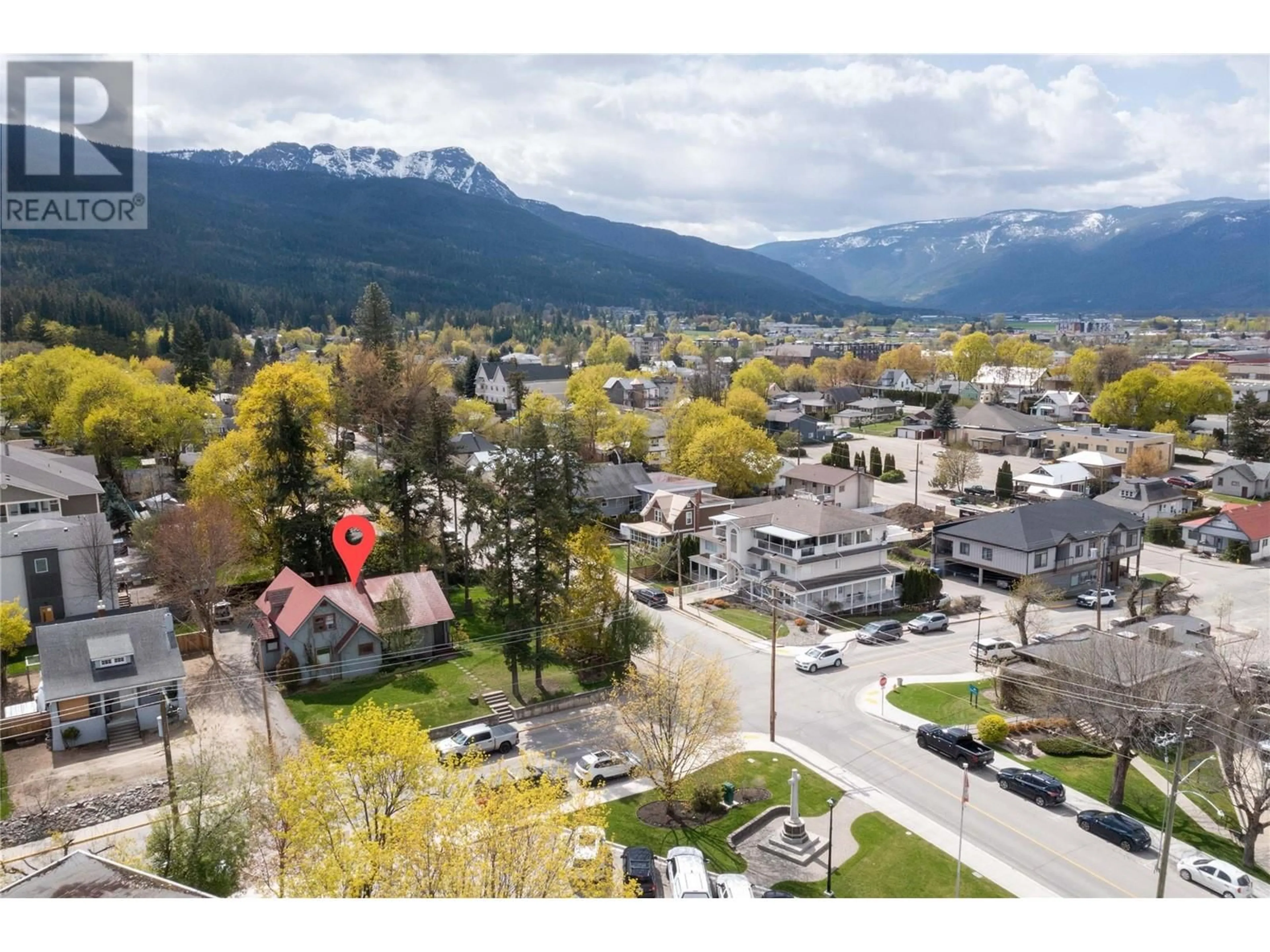 A pic from outside/outdoor area/front of a property/back of a property/a pic from drone, mountain view for 320 OKANAGAN AVENUE SOUTHEAST, Salmon Arm British Columbia V1E3H6