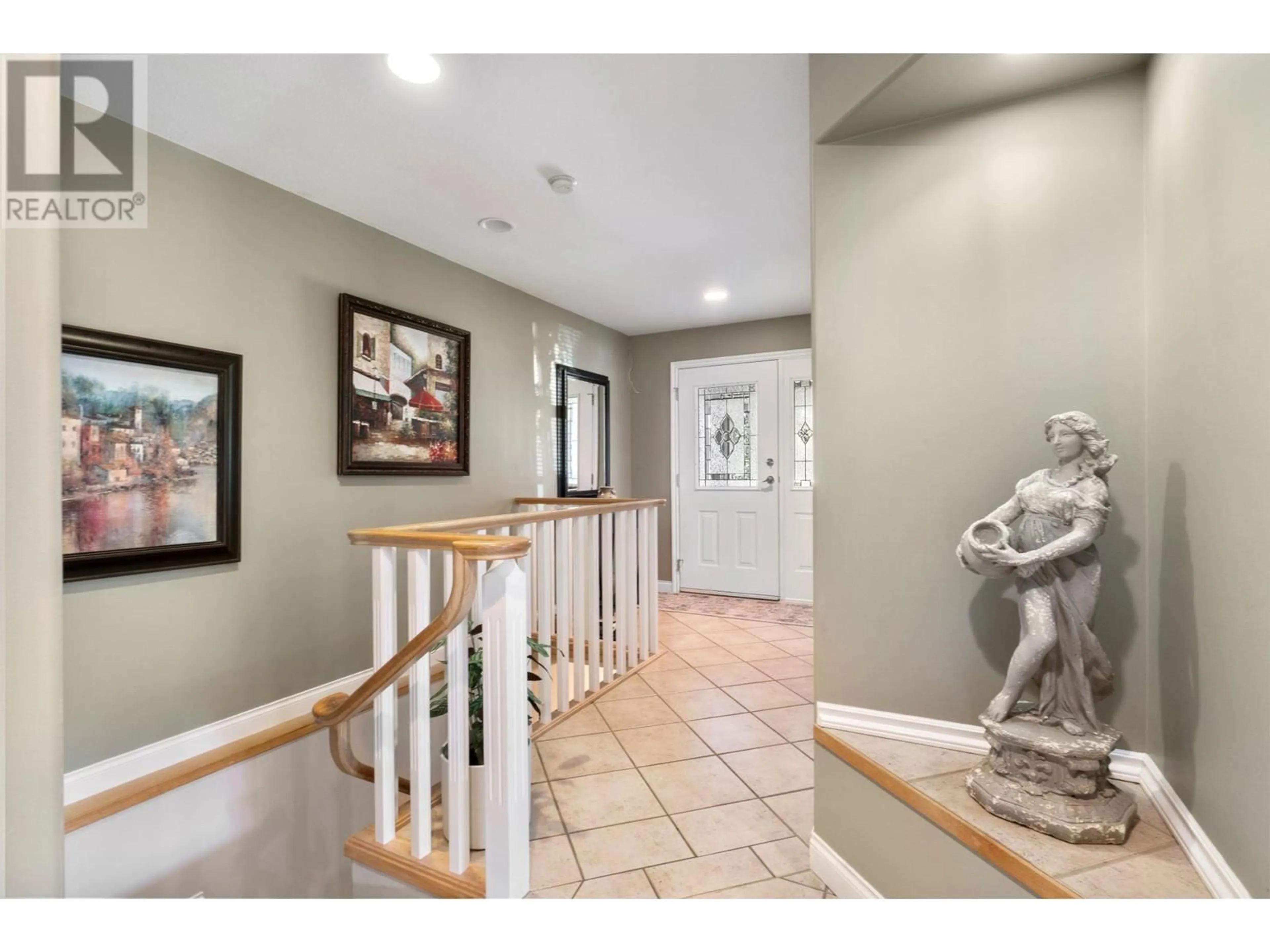 Indoor foyer for 11 - 2550 GOLF COURSE DRIVE, Blind Bay British Columbia V0E1H1