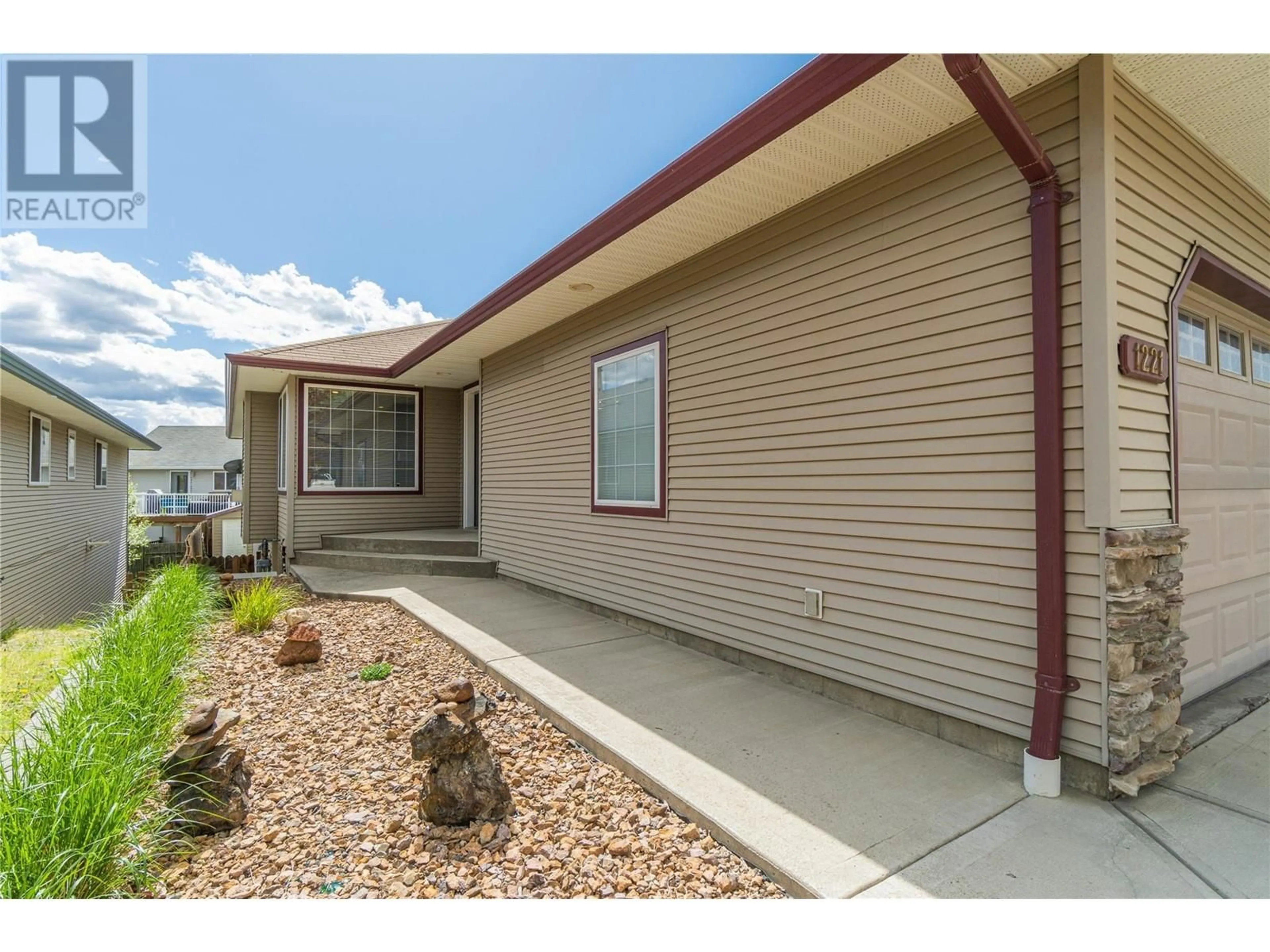 Home with vinyl exterior material, street for 1221 RAVEN DRIVE, Kamloops British Columbia V2B8P3