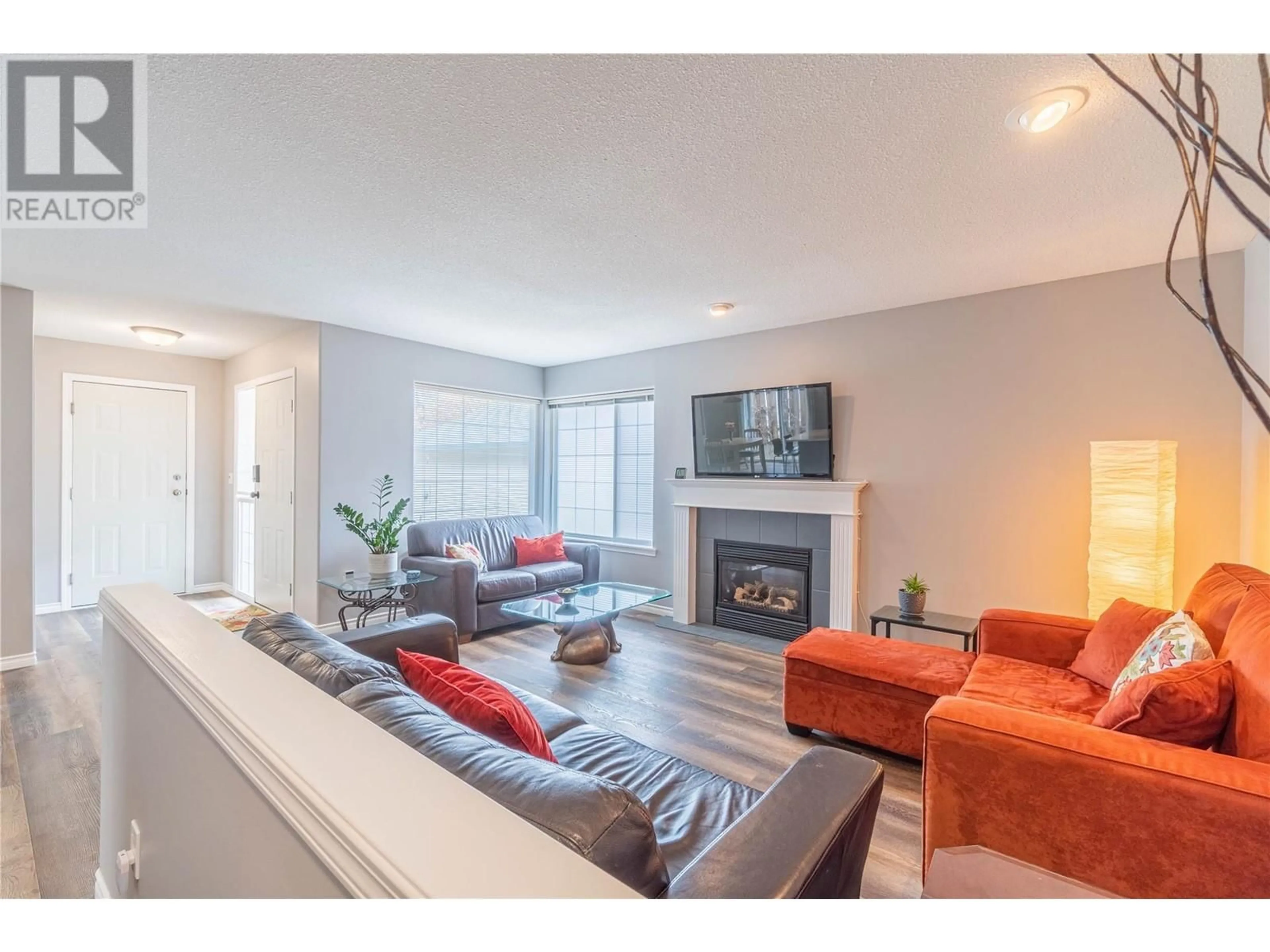 Living room with furniture, unknown for 1221 RAVEN DRIVE, Kamloops British Columbia V2B8P3