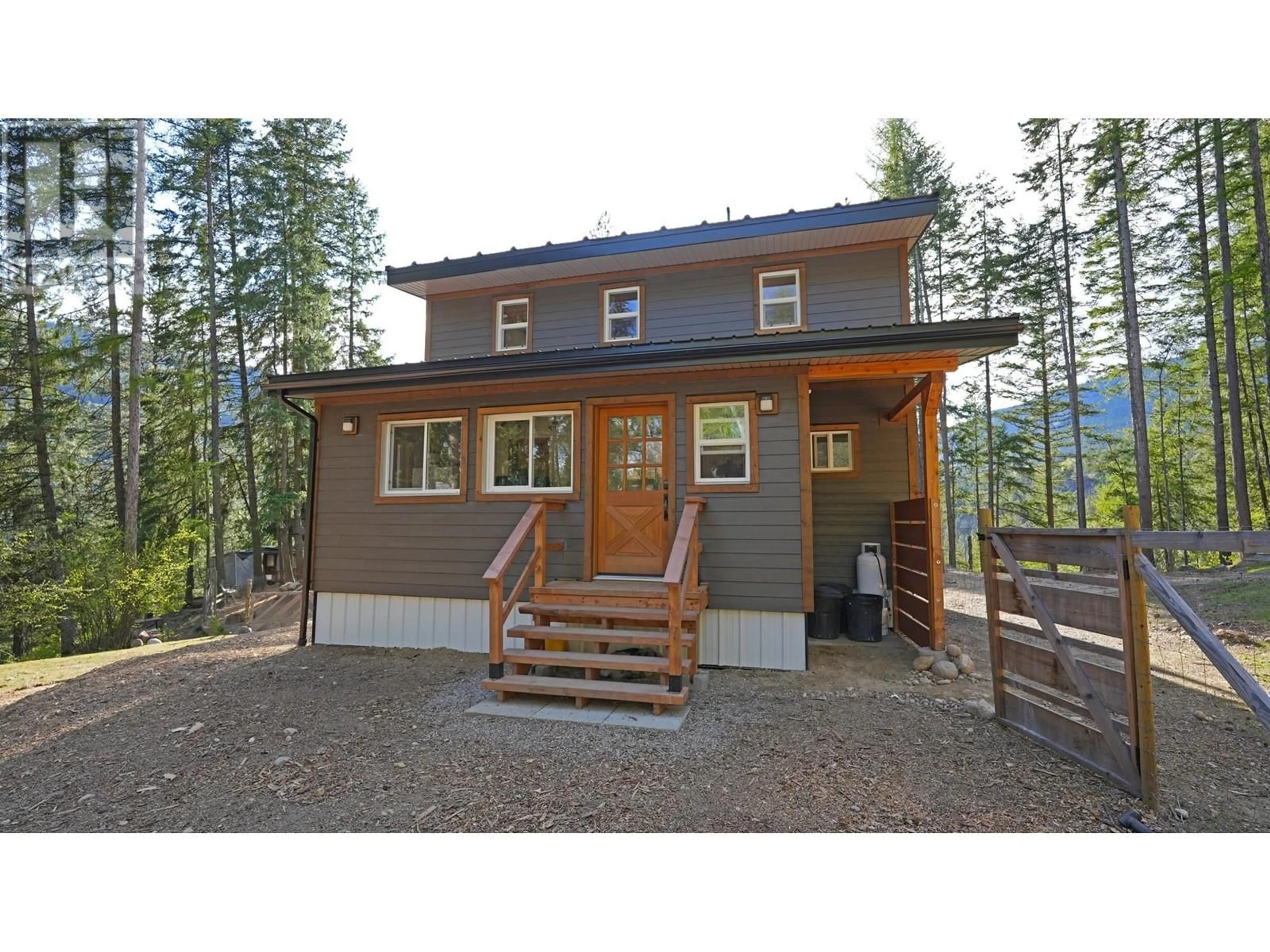 Home with vinyl exterior material, unknown for 3600 BORROW PIT ROAD, Robson British Columbia V1N4V4