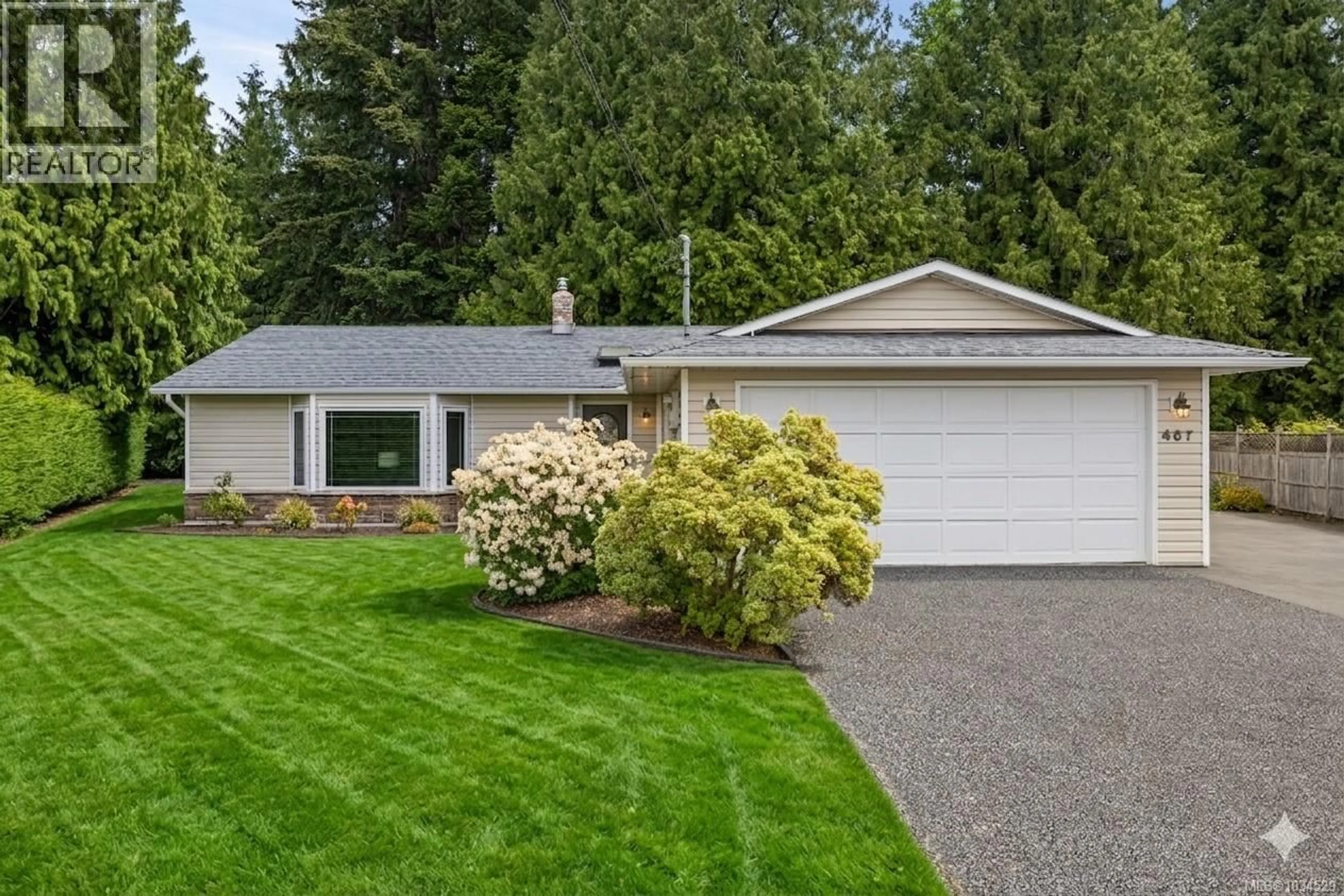 Home with vinyl exterior material, street for 467 ROWAN DRIVE, Qualicum Beach British Columbia V9K1K1