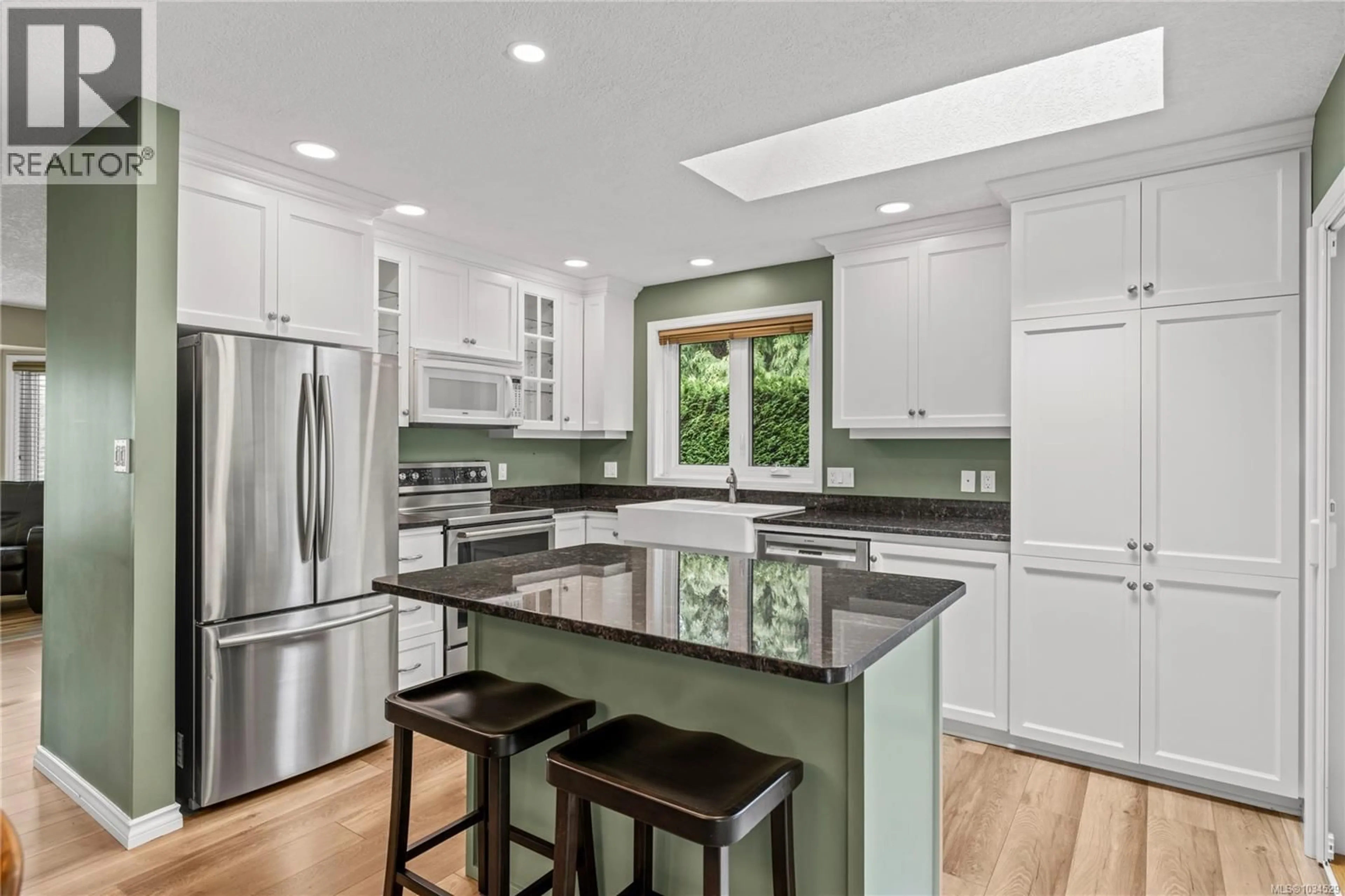 Open concept kitchen, ceramic/tile floor for 467 ROWAN DRIVE, Qualicum Beach British Columbia V9K1K1