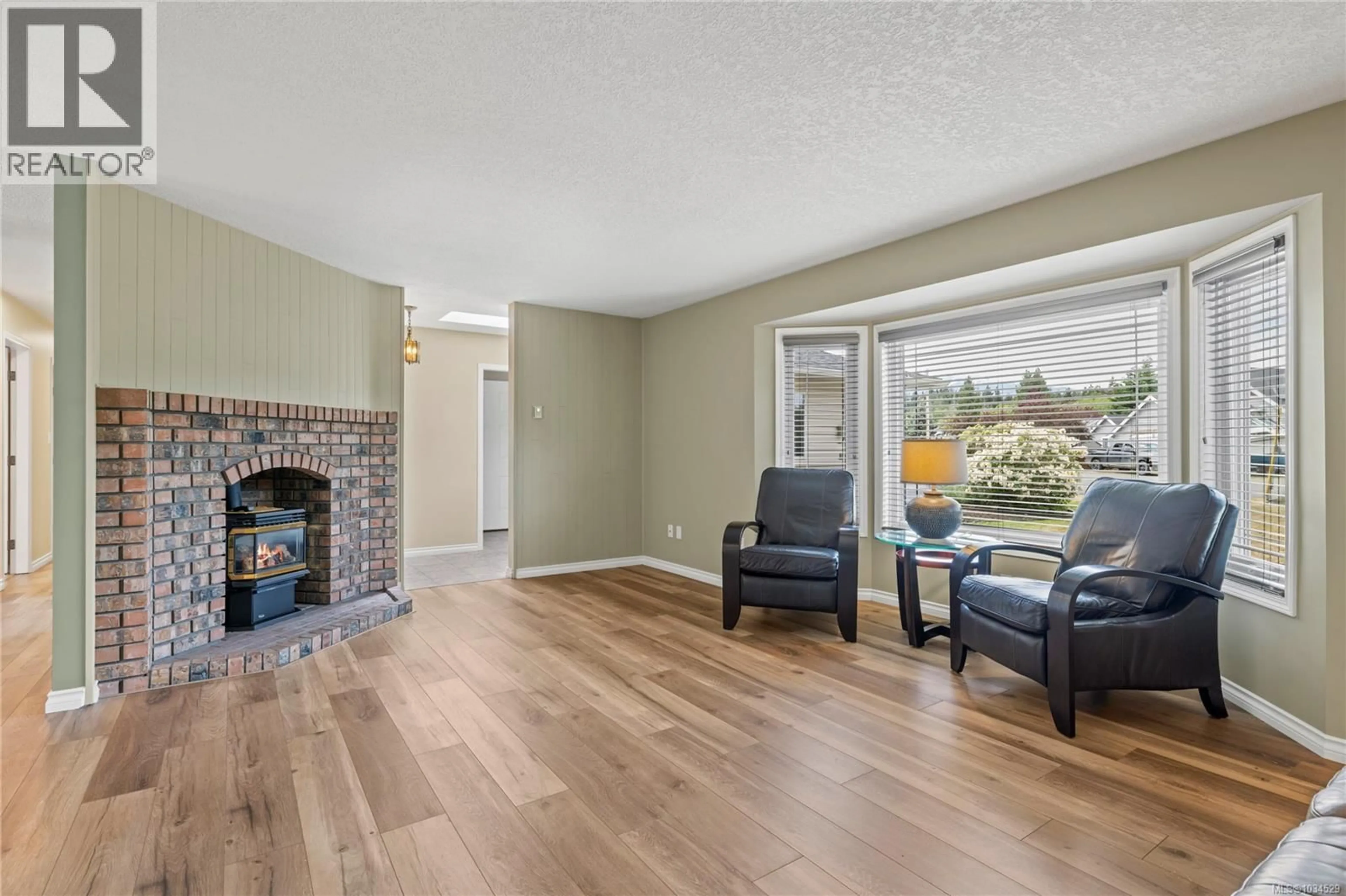 Living room with furniture, unknown for 467 ROWAN DRIVE, Qualicum Beach British Columbia V9K1K1