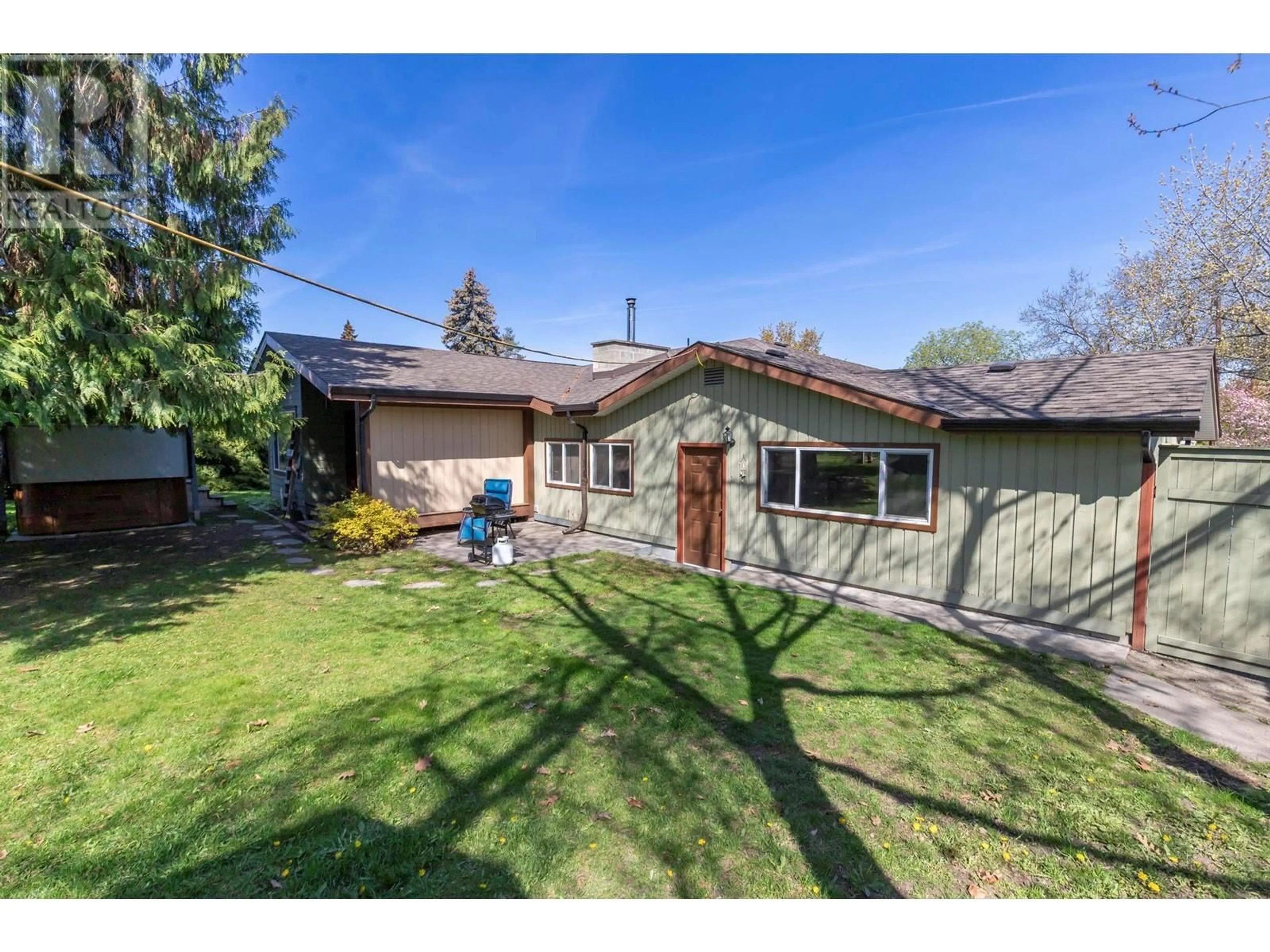 A pic from outside/outdoor area/front of a property/back of a property/a pic from drone, street for 753 NATHAN ROAD, Kelowna British Columbia V1W1K4