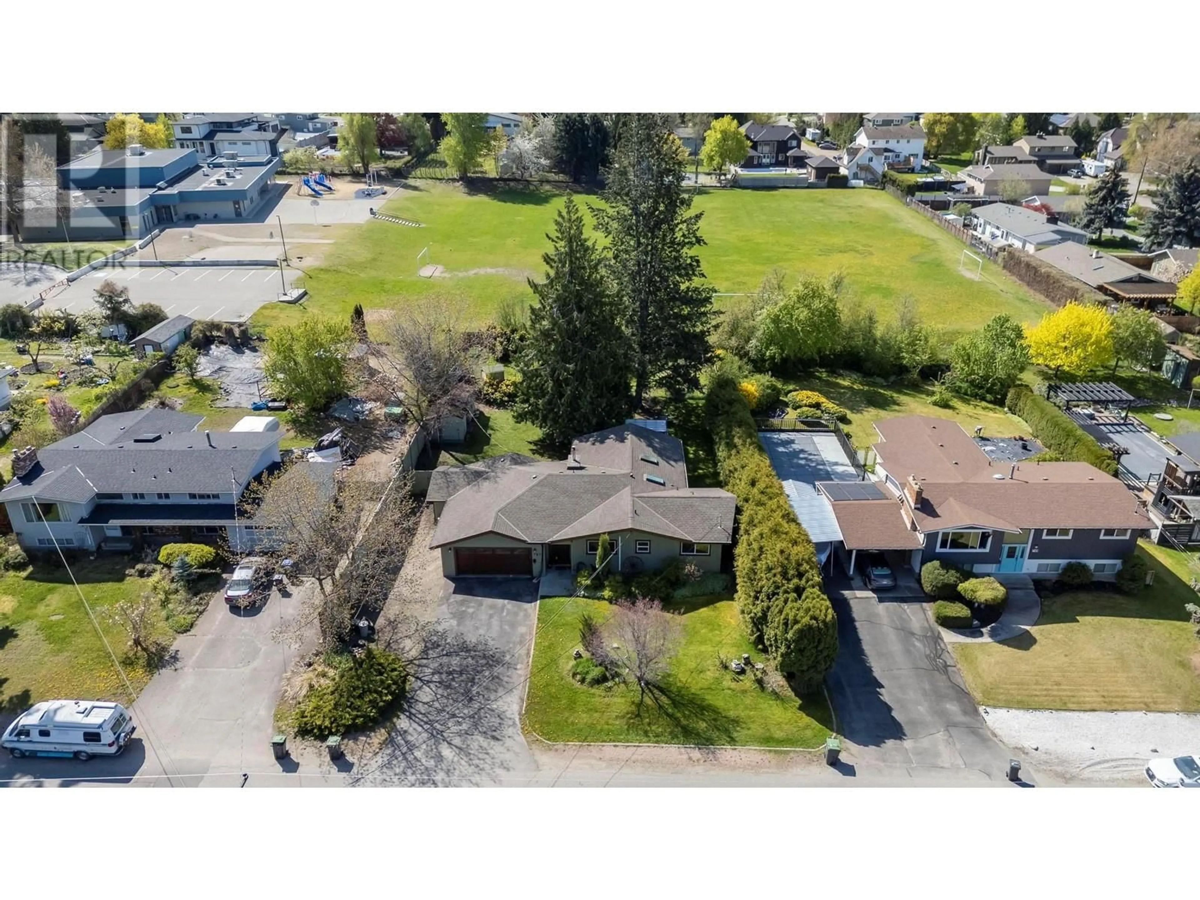 A pic from outside/outdoor area/front of a property/back of a property/a pic from drone, street for 753 NATHAN ROAD, Kelowna British Columbia V1W1K4