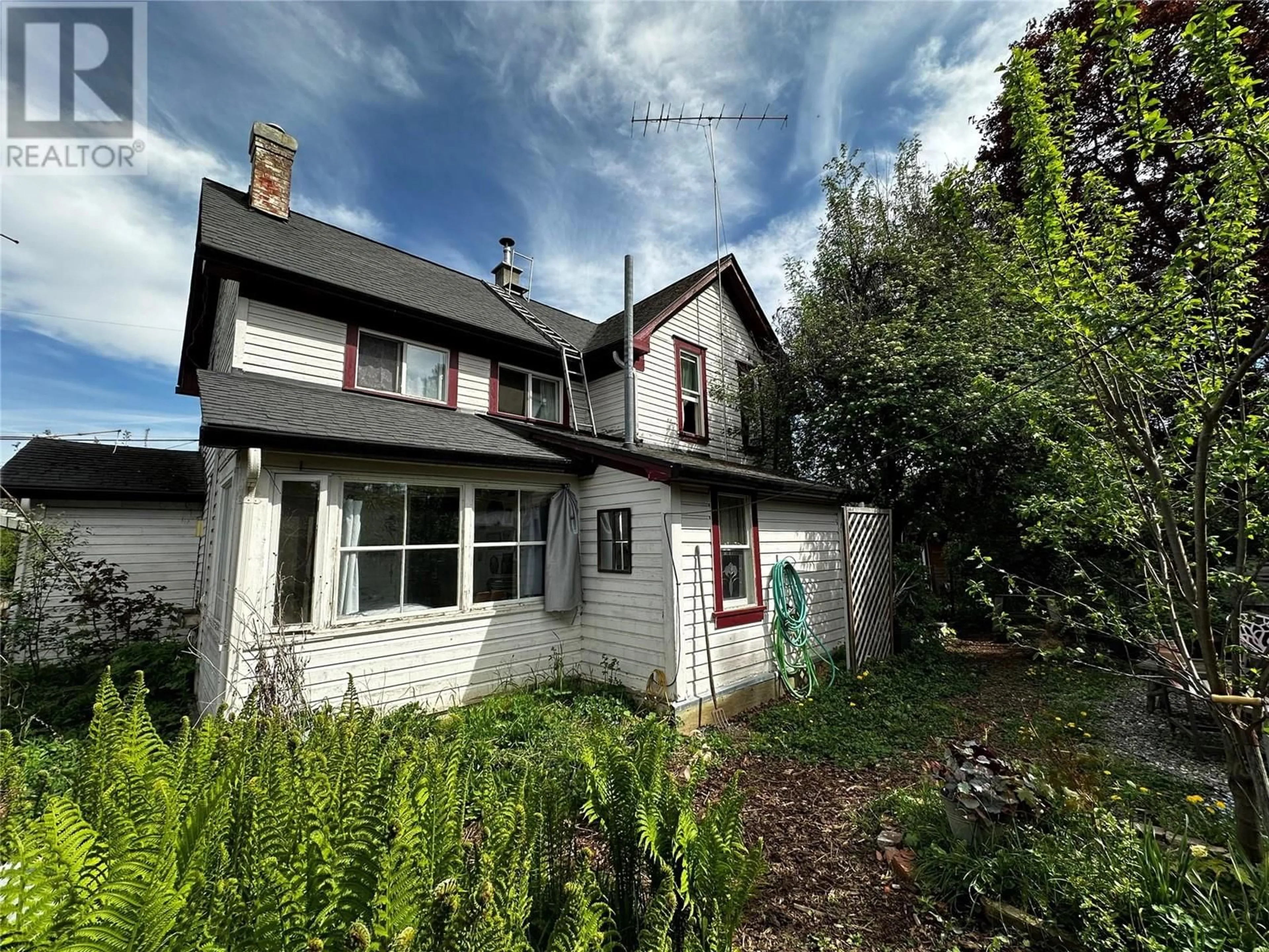 A pic from outside/outdoor area/front of a property/back of a property/a pic from drone, street for 3720 WOOD AVENUE, Armstrong British Columbia V0E1B4