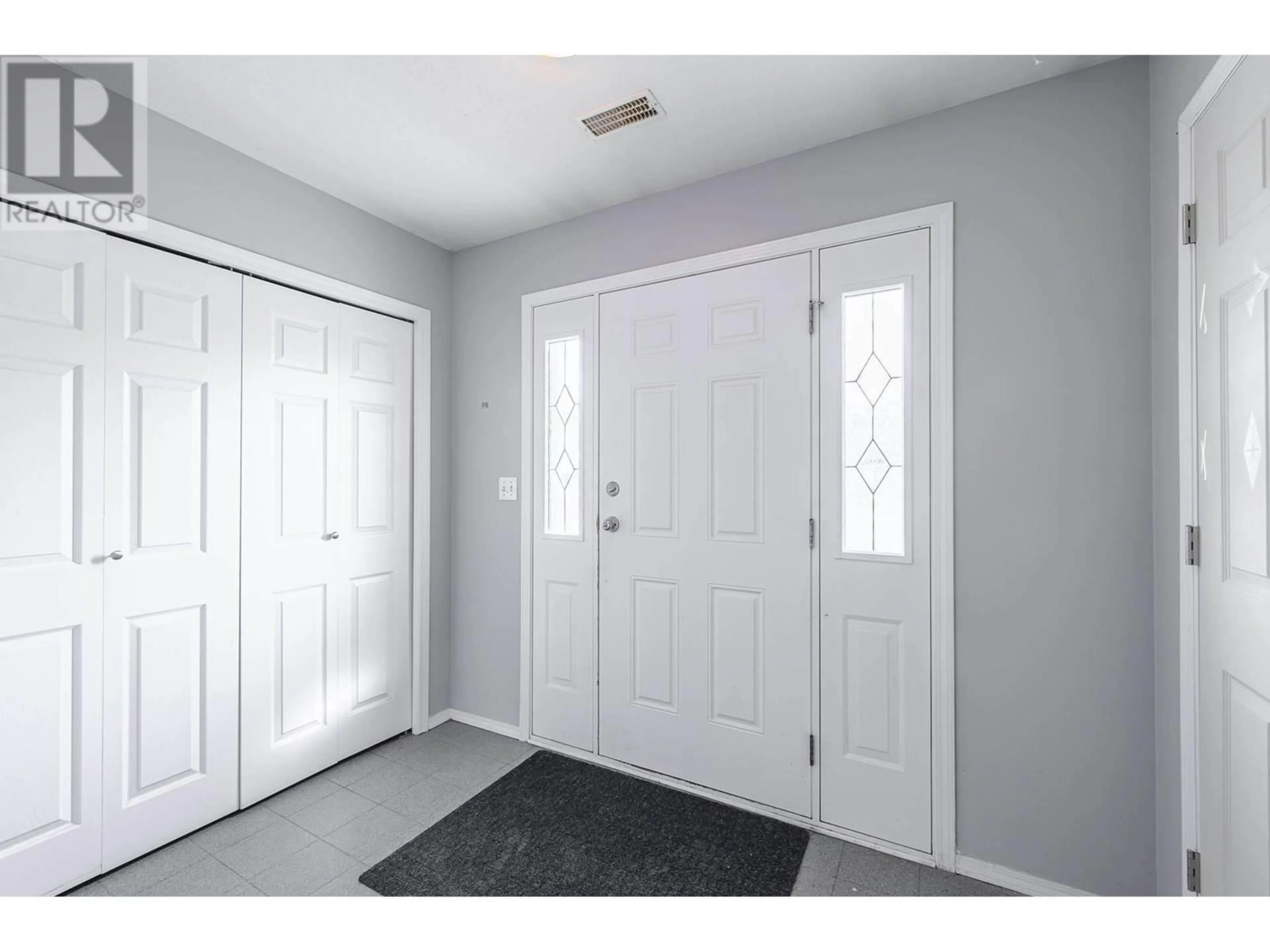 Indoor entryway for 1201 14TH STREET, Kamloops British Columbia V2B8K8