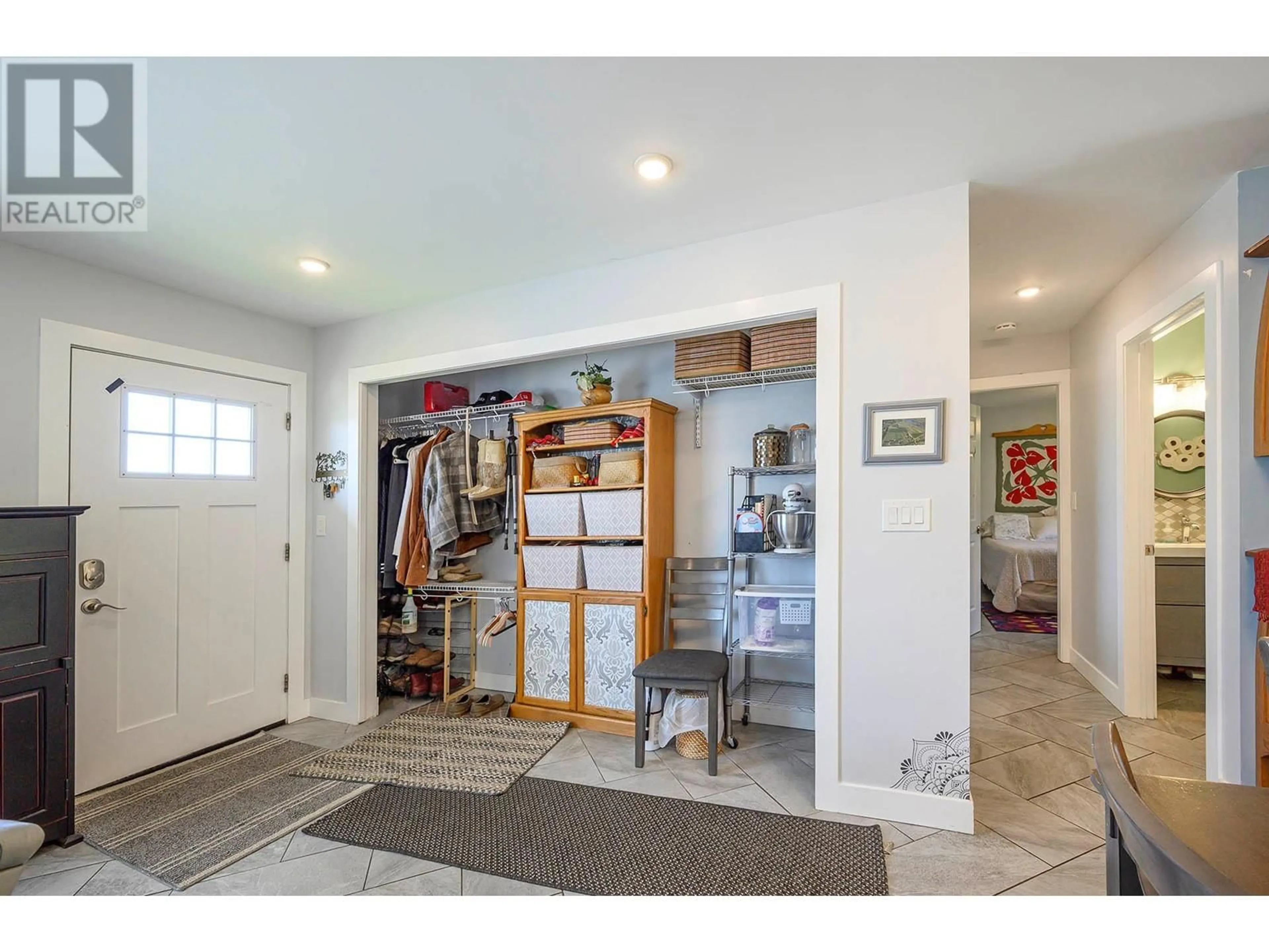 Indoor entryway for 925 FRASER STREET, Kamloops British Columbia V2C3H6
