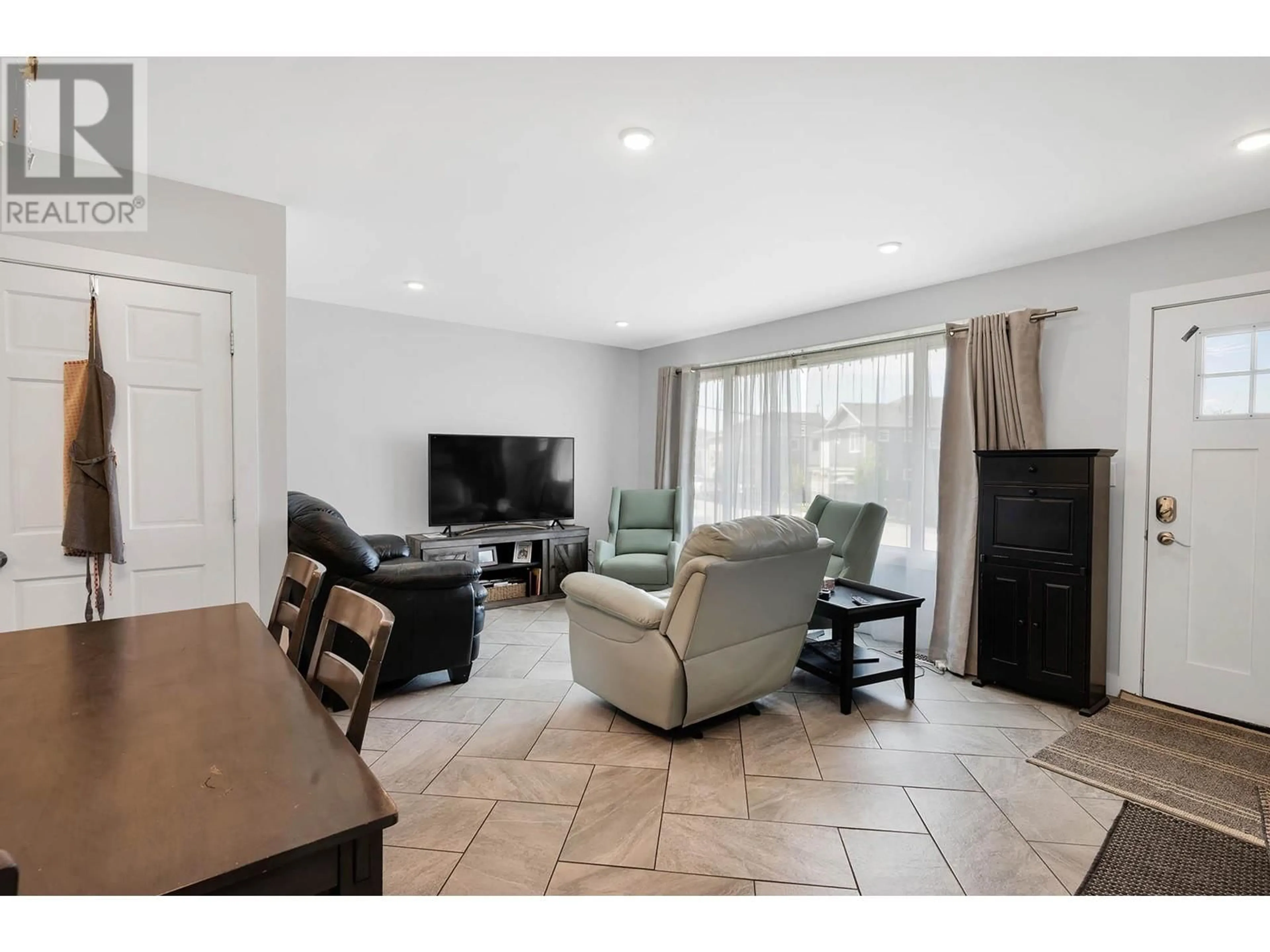 Living room with furniture, unknown for 925 FRASER STREET, Kamloops British Columbia V2C3H6