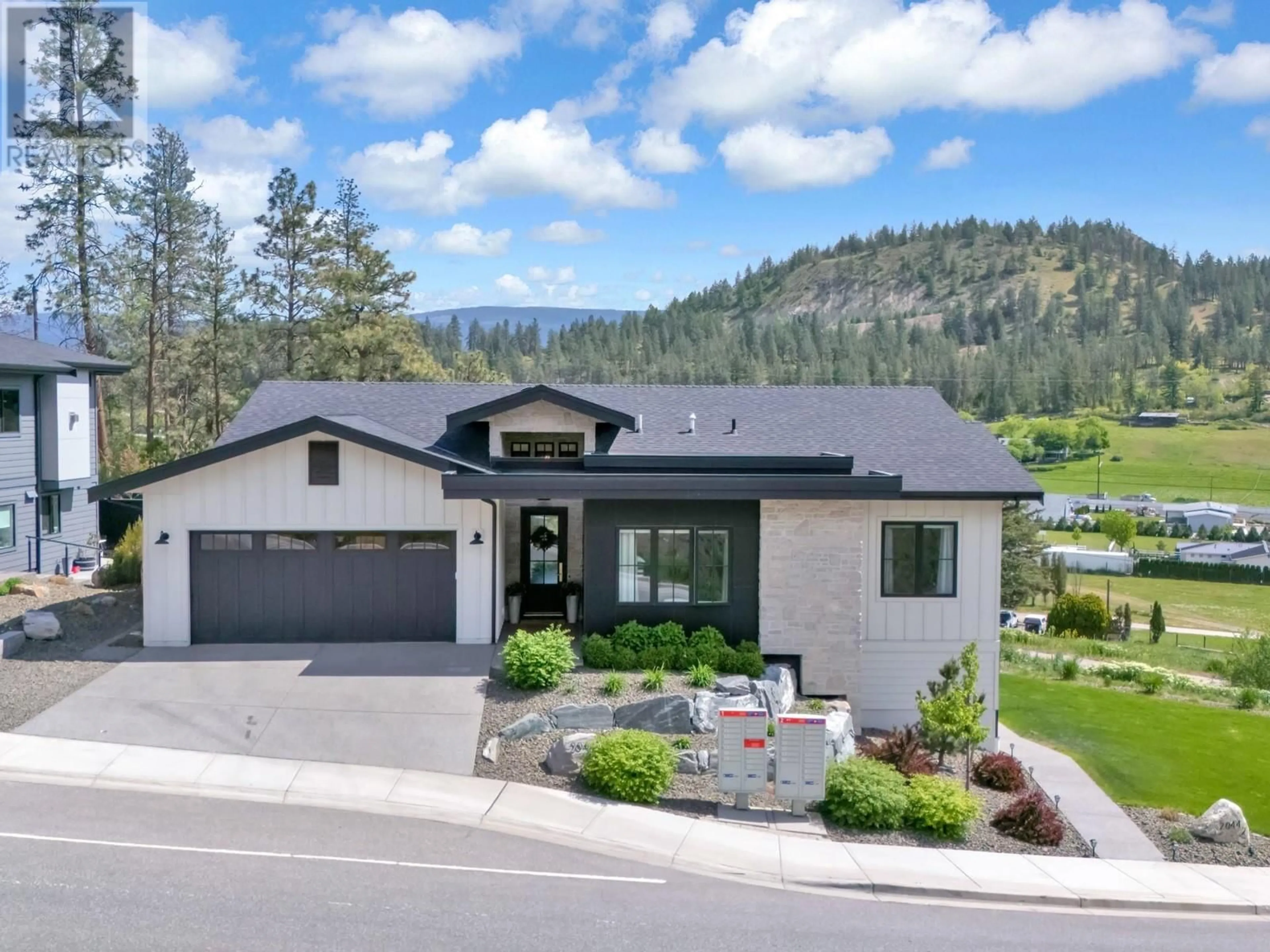 Home with vinyl exterior material, mountain view for 2044 BEGBIE ROAD, Kelowna British Columbia V1V2X3