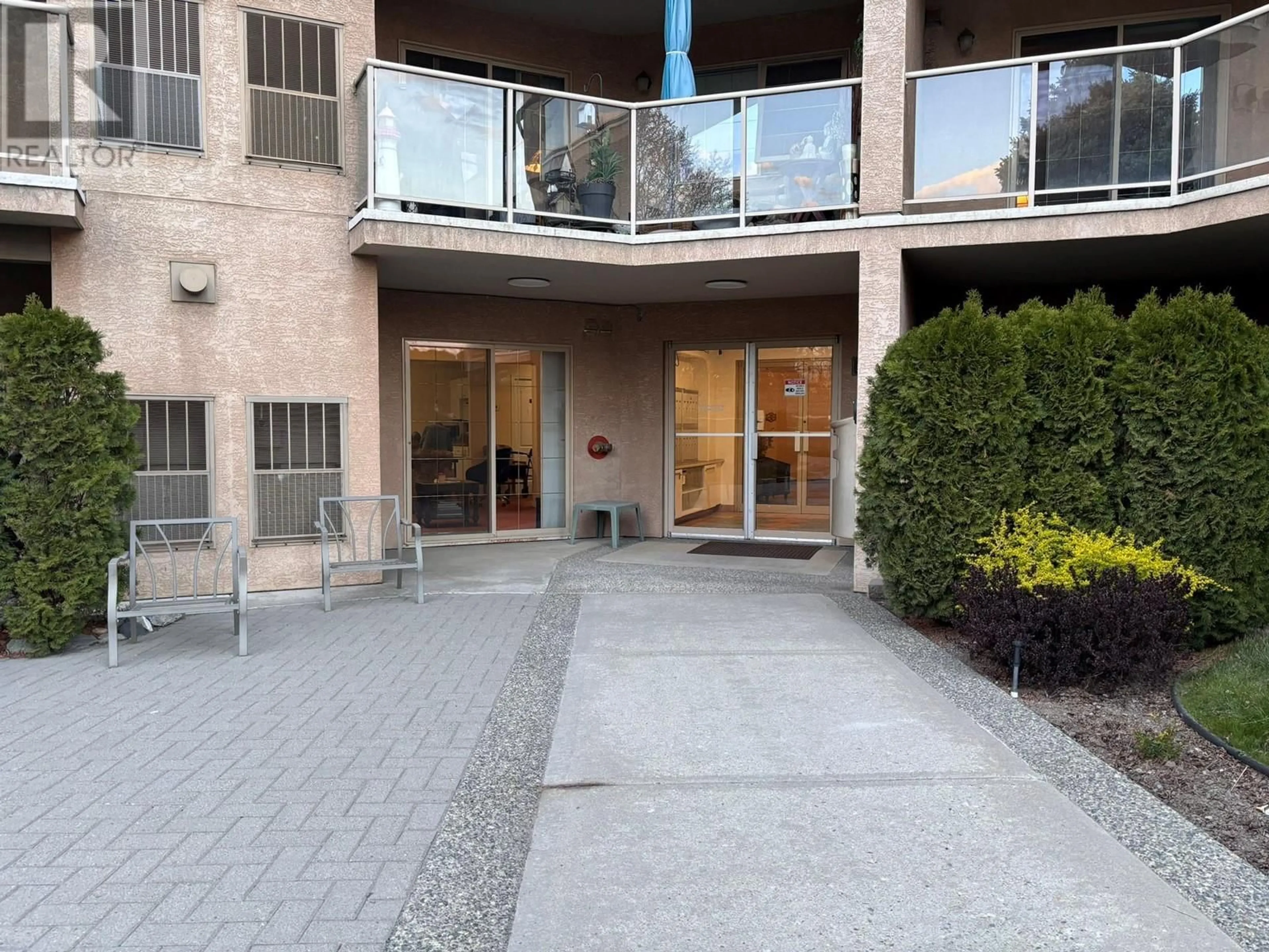 Indoor foyer for 304 - 2169 FLAMINGO ROAD, Kamloops British Columbia V2C4J8