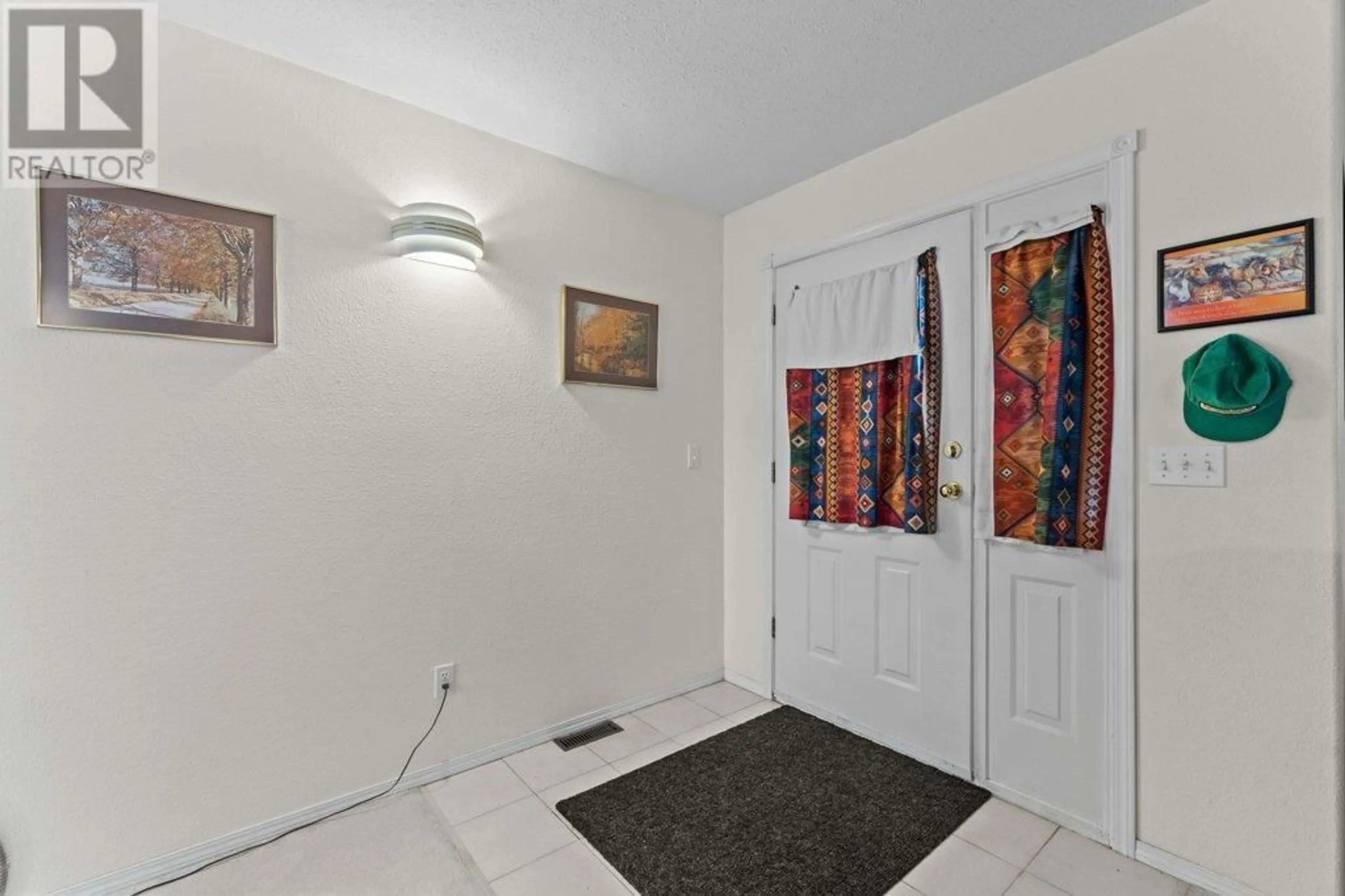 Indoor entryway for 32 - 2592 ALPEN PARADIES ROAD, Blind Bay British Columbia V0E1H1