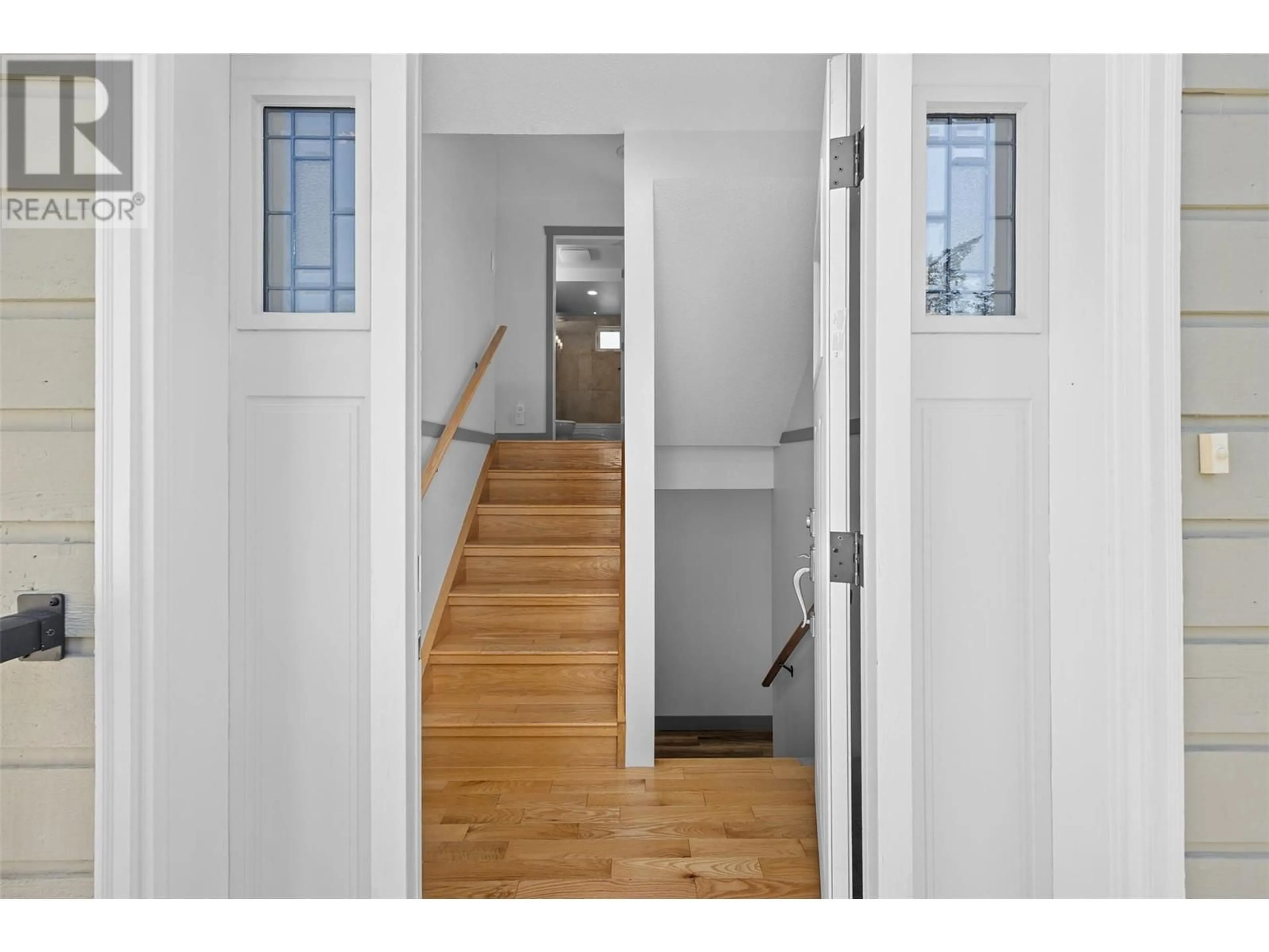 Indoor entryway for 1128 LYNN COURT, Kelowna British Columbia V1V1H1