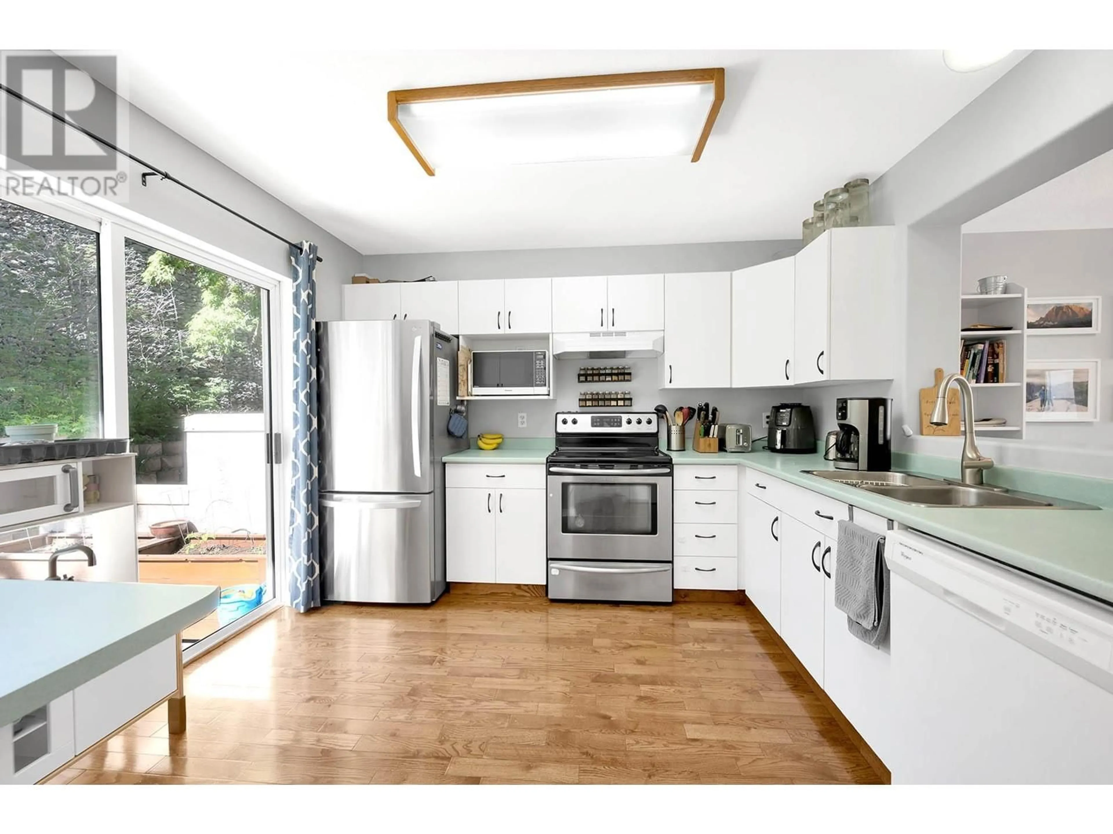 Open concept kitchen, wood/laminate floor for 22 - 383 COLUMBIA STREET, Kamloops British Columbia V2C1K5