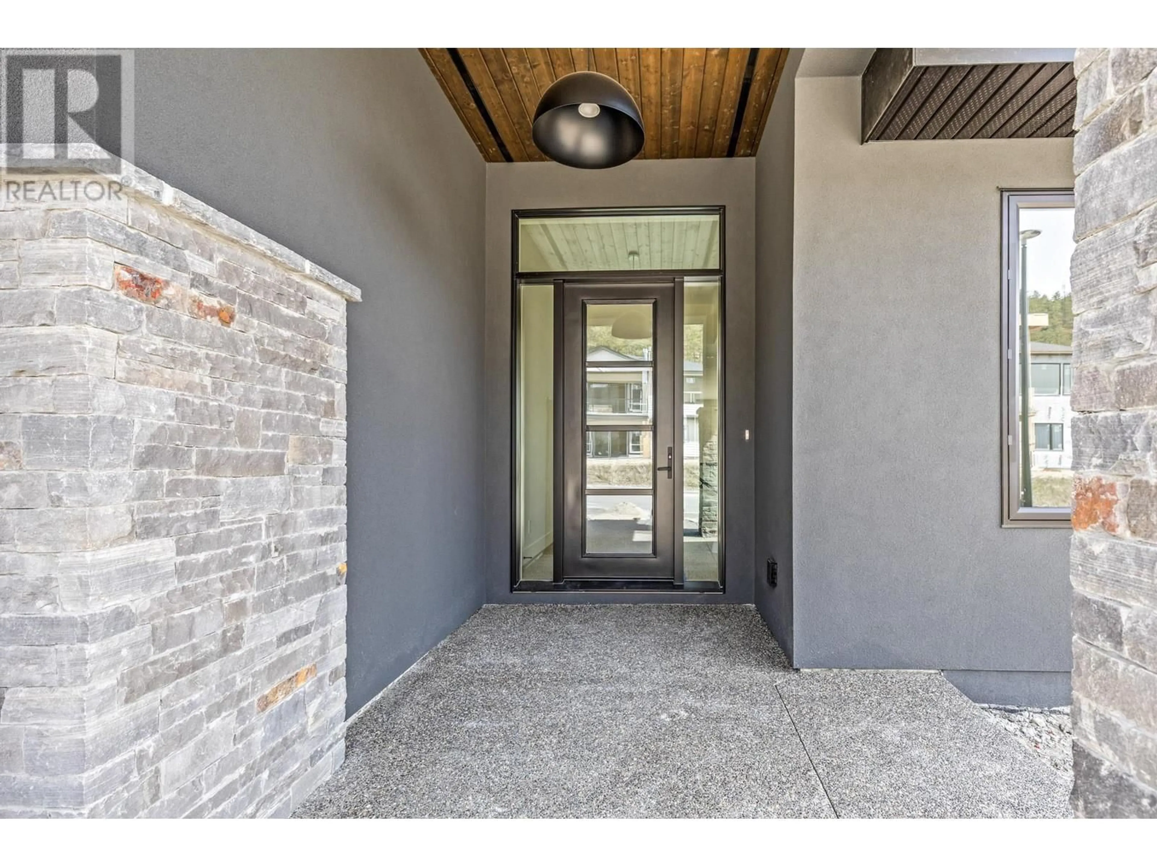 Indoor entryway for 859 MELROSE STREET, Kelowna British Columbia V1P0A8