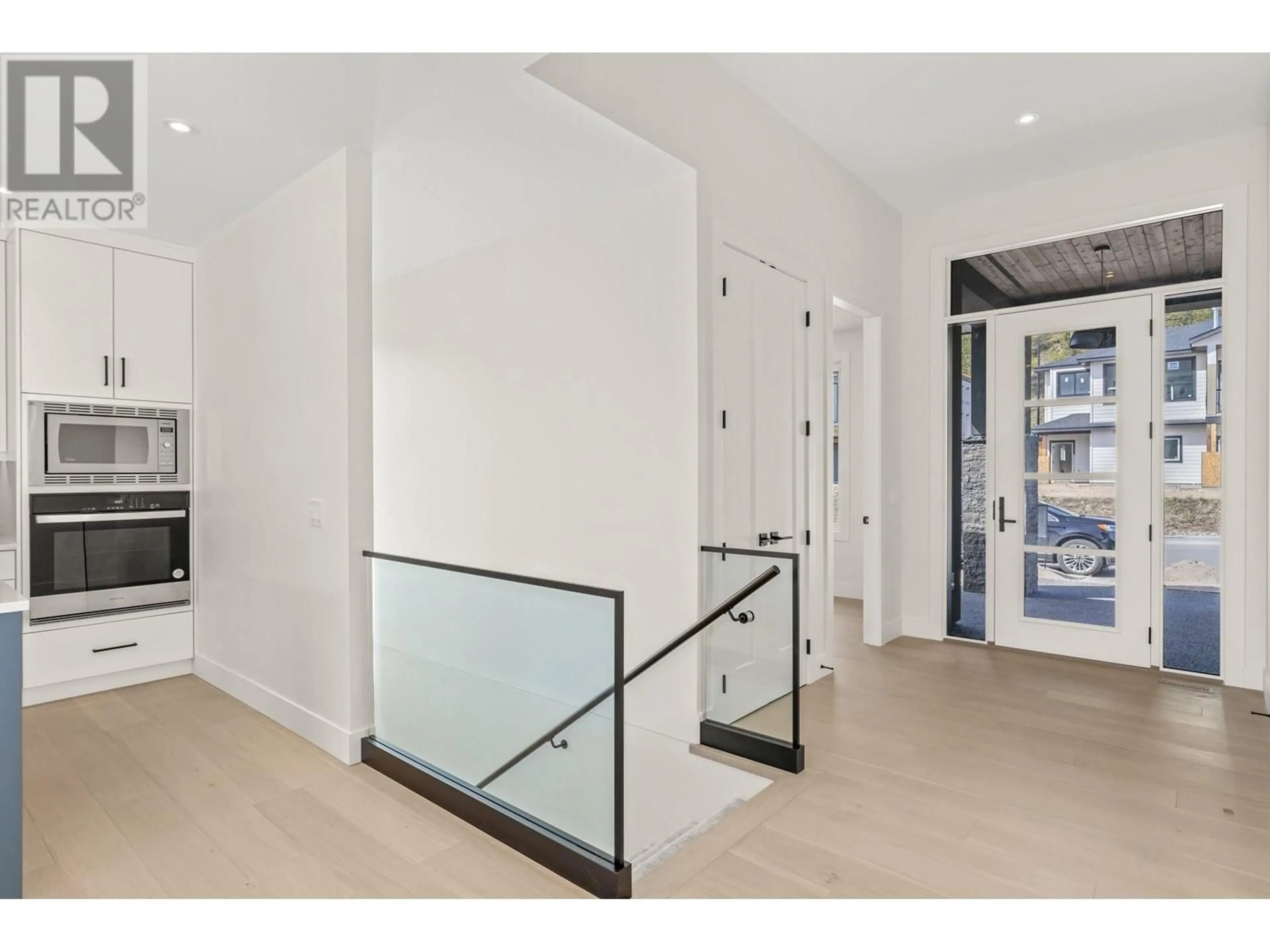 Indoor entryway for 859 MELROSE STREET, Kelowna British Columbia V1P0A8